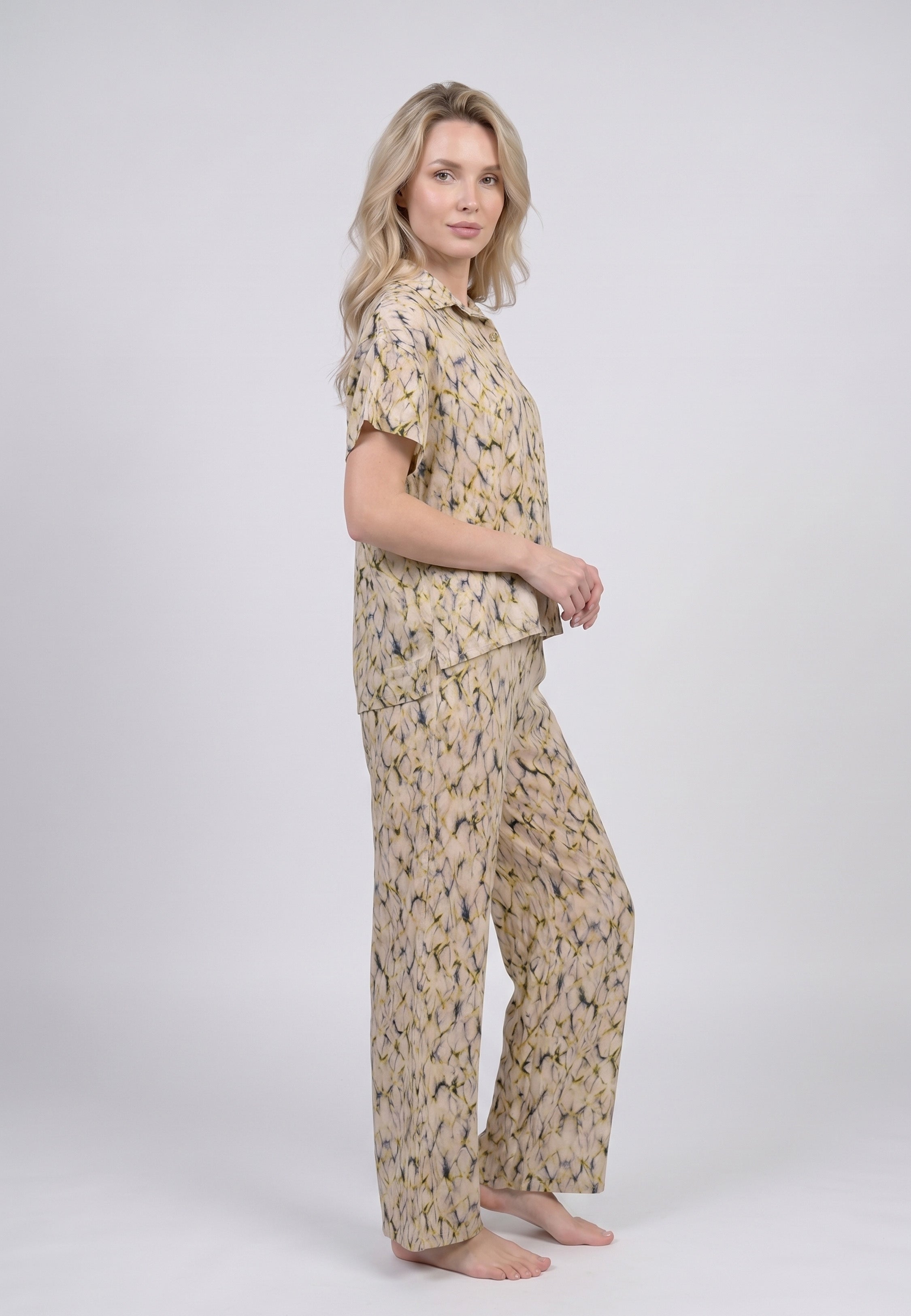 Pyjama chemise col camp boutonnée fond beige champagne imprimé magnolias et fleurs jaunes avec pantalon large assorti