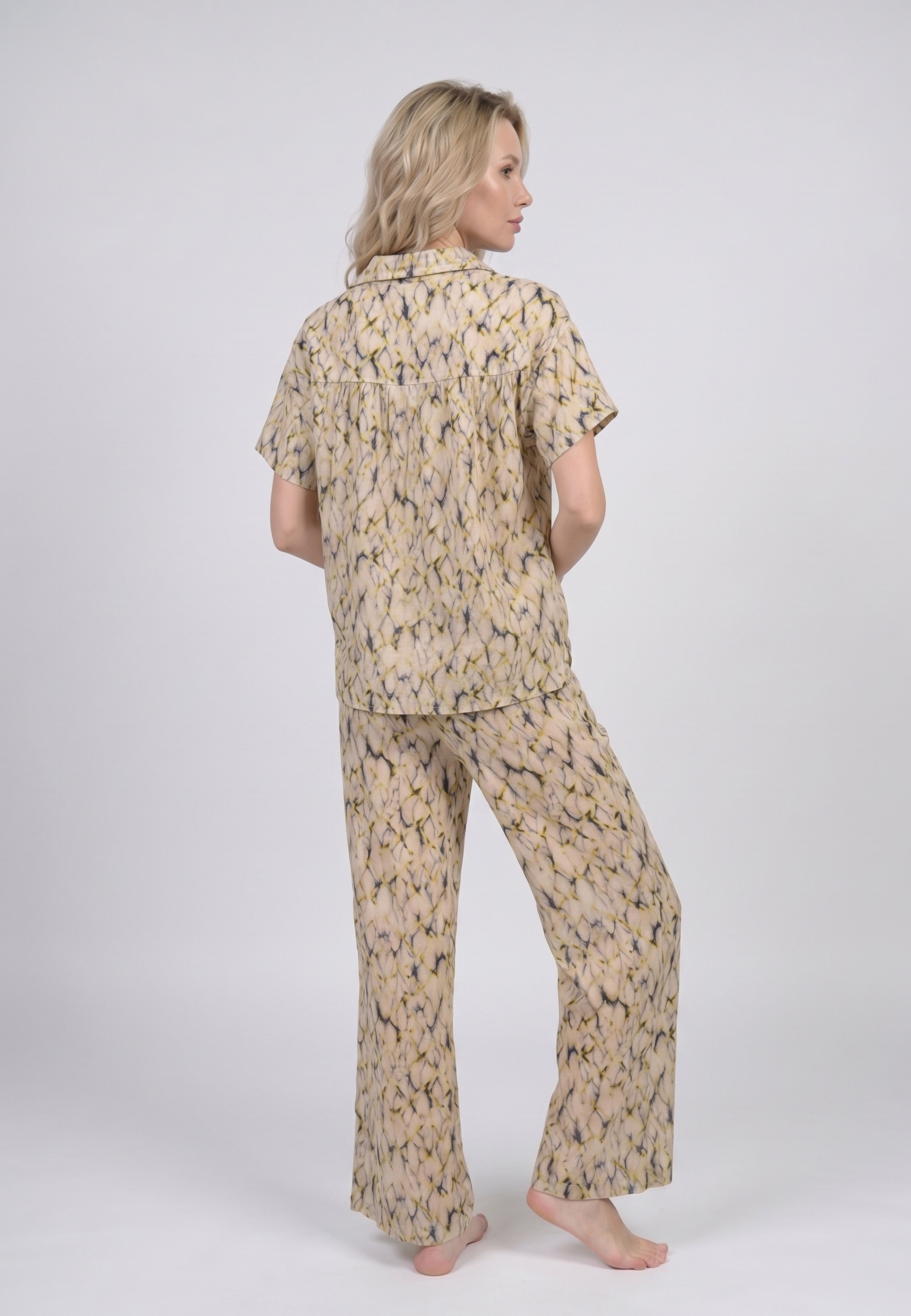 Pyjama chemise col camp boutonnée fond beige champagne imprimé magnolias et fleurs jaunes avec pantalon large assorti