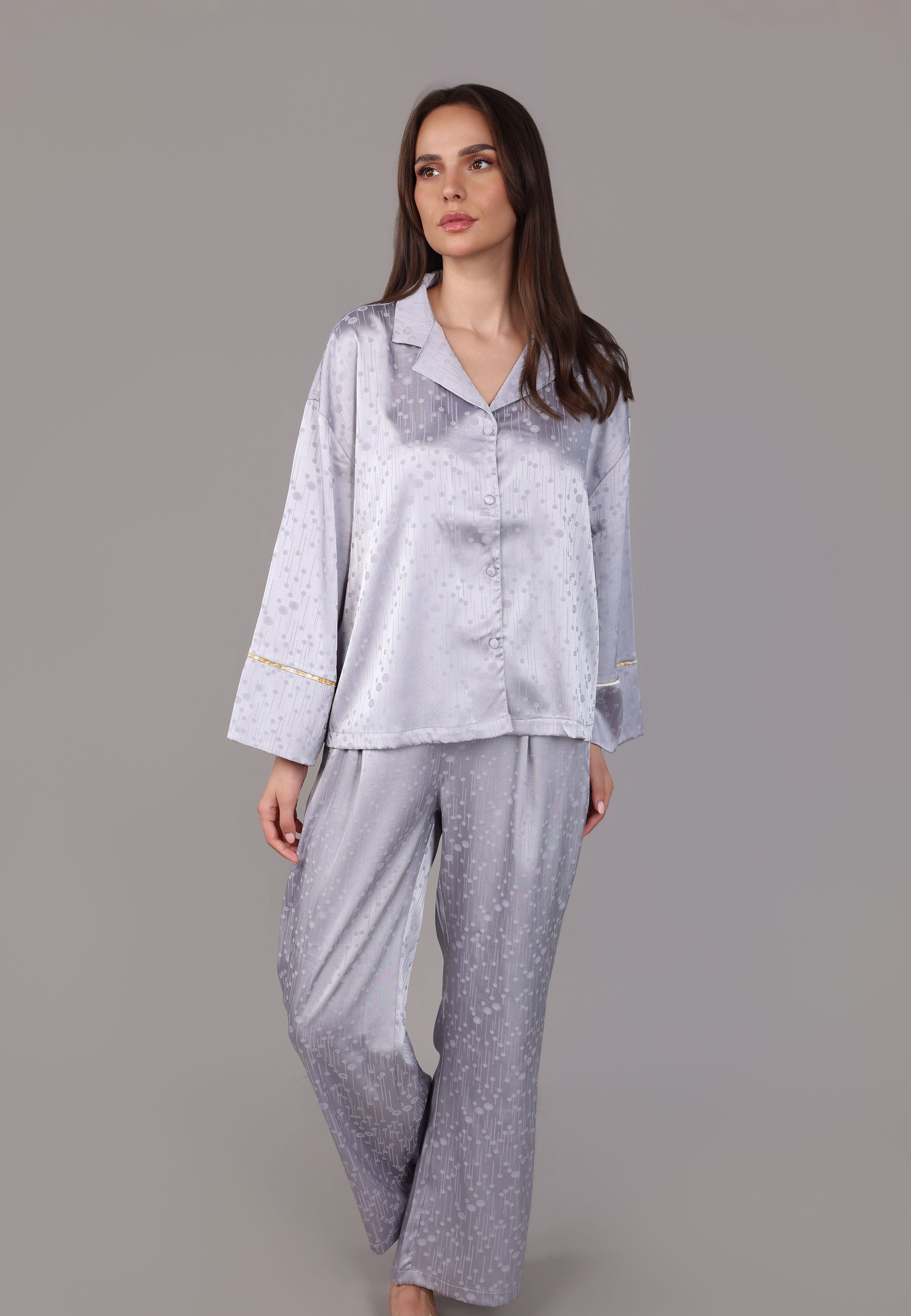 Pyjama femme satin gris avec chemise manches longues boutonnée et pantalon assorti