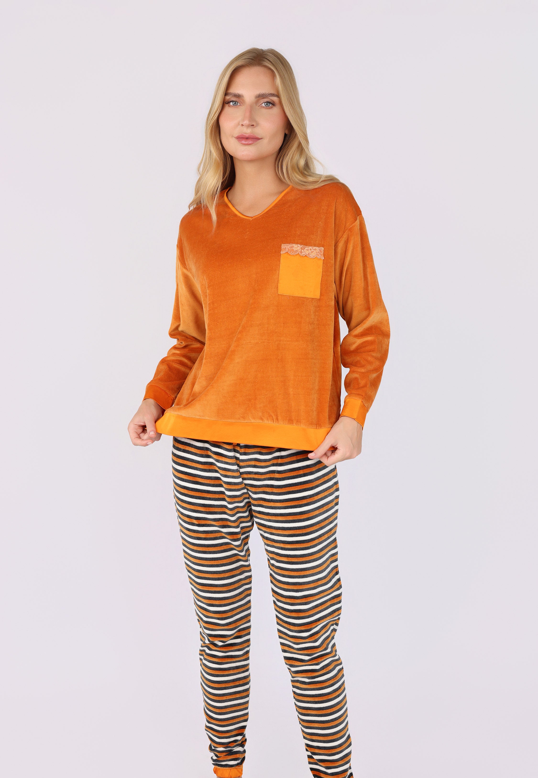 Pyjama caramel avec détail satiné | Collection La Douceur d’Hiver