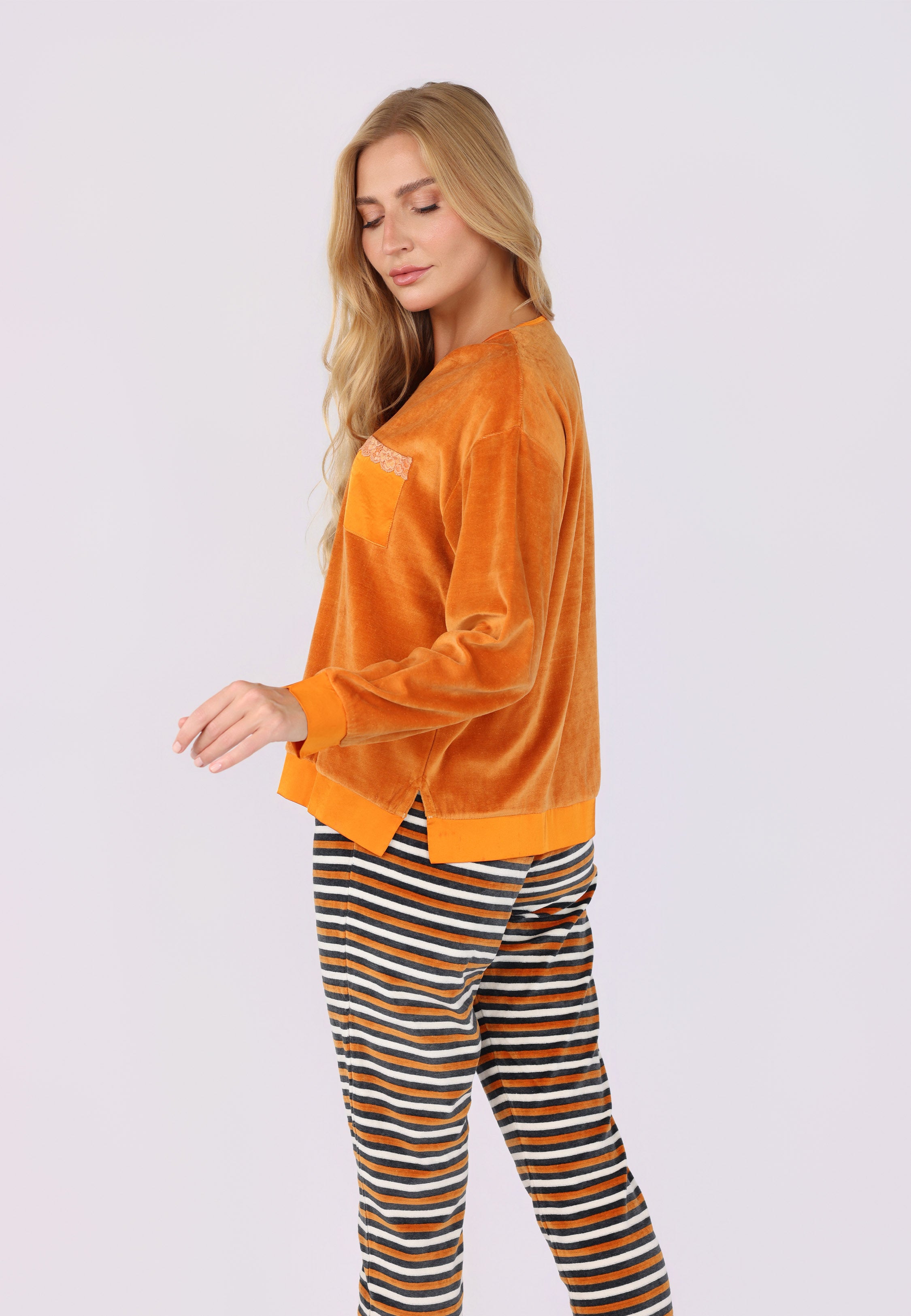 Pyjama caramel avec détail satiné | Collection La Douceur d’Hiver