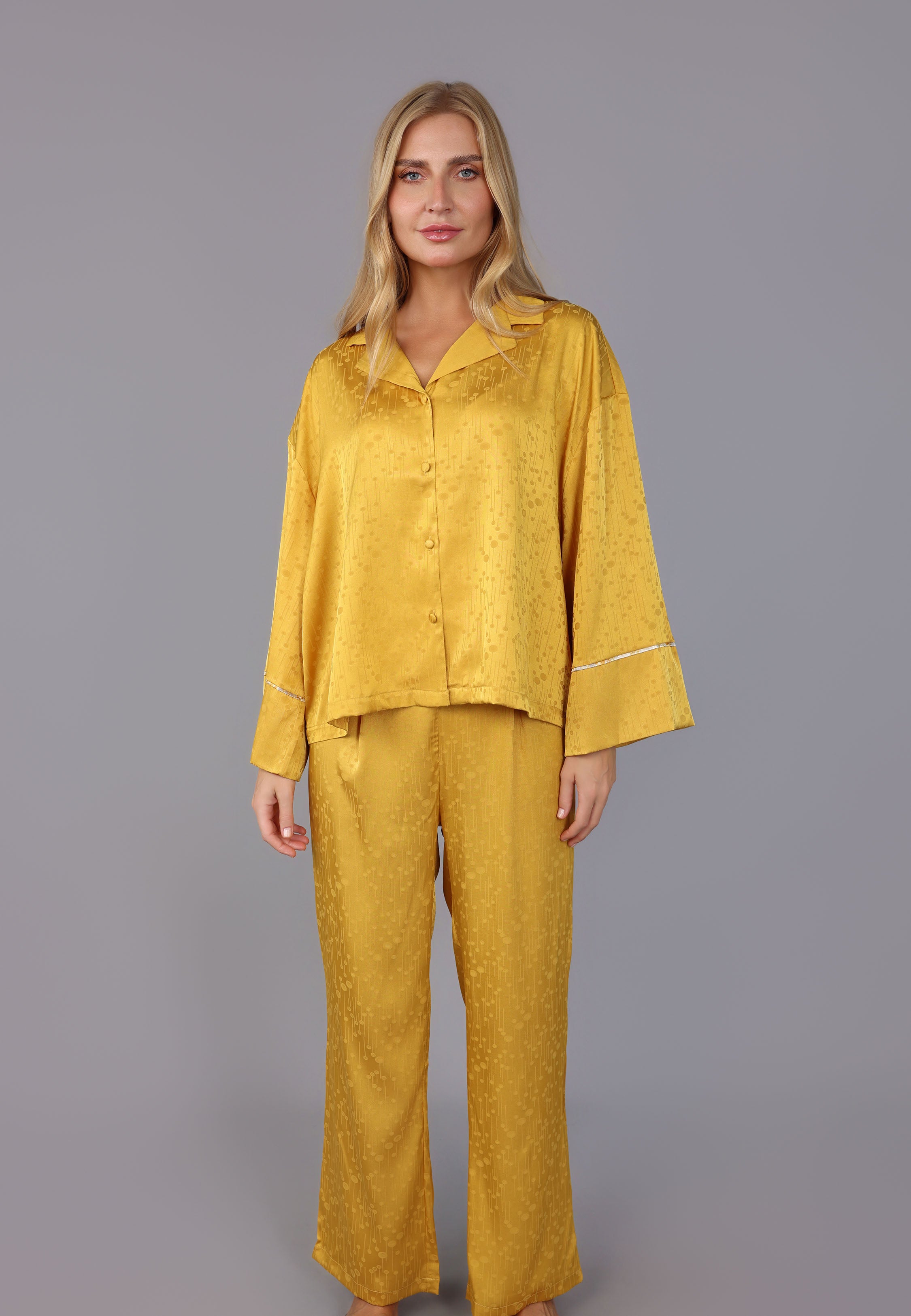 Pyjama femme satin jaune avec chemise manches longues boutonnée et pantalon assorti