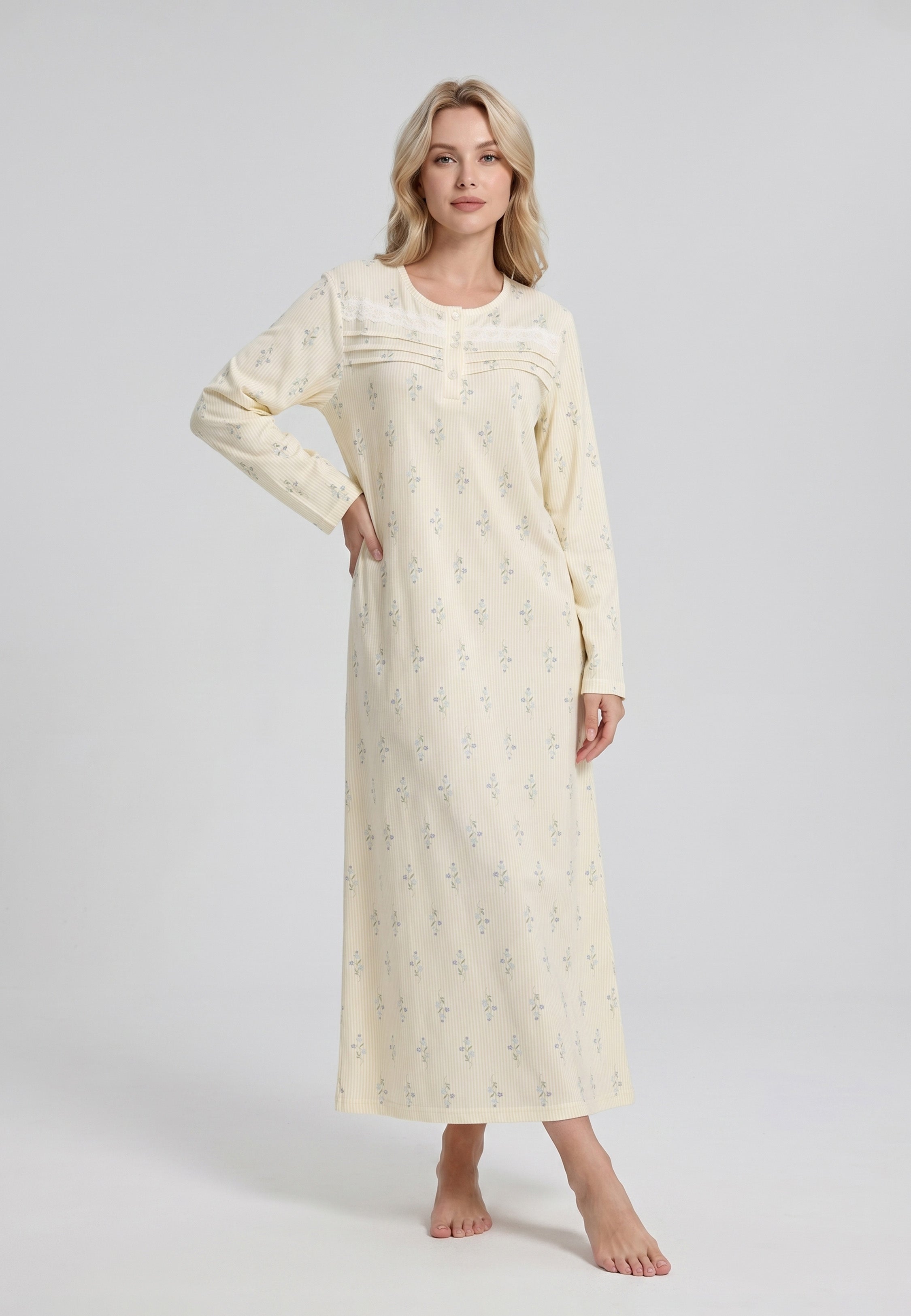 Femme portant une robe de nuit longue col rond manches longues empiècement plissé boutonné imprimé rayé fleuri jaune crème à petits motifs floraux bleu Rosabella Flowers Scent