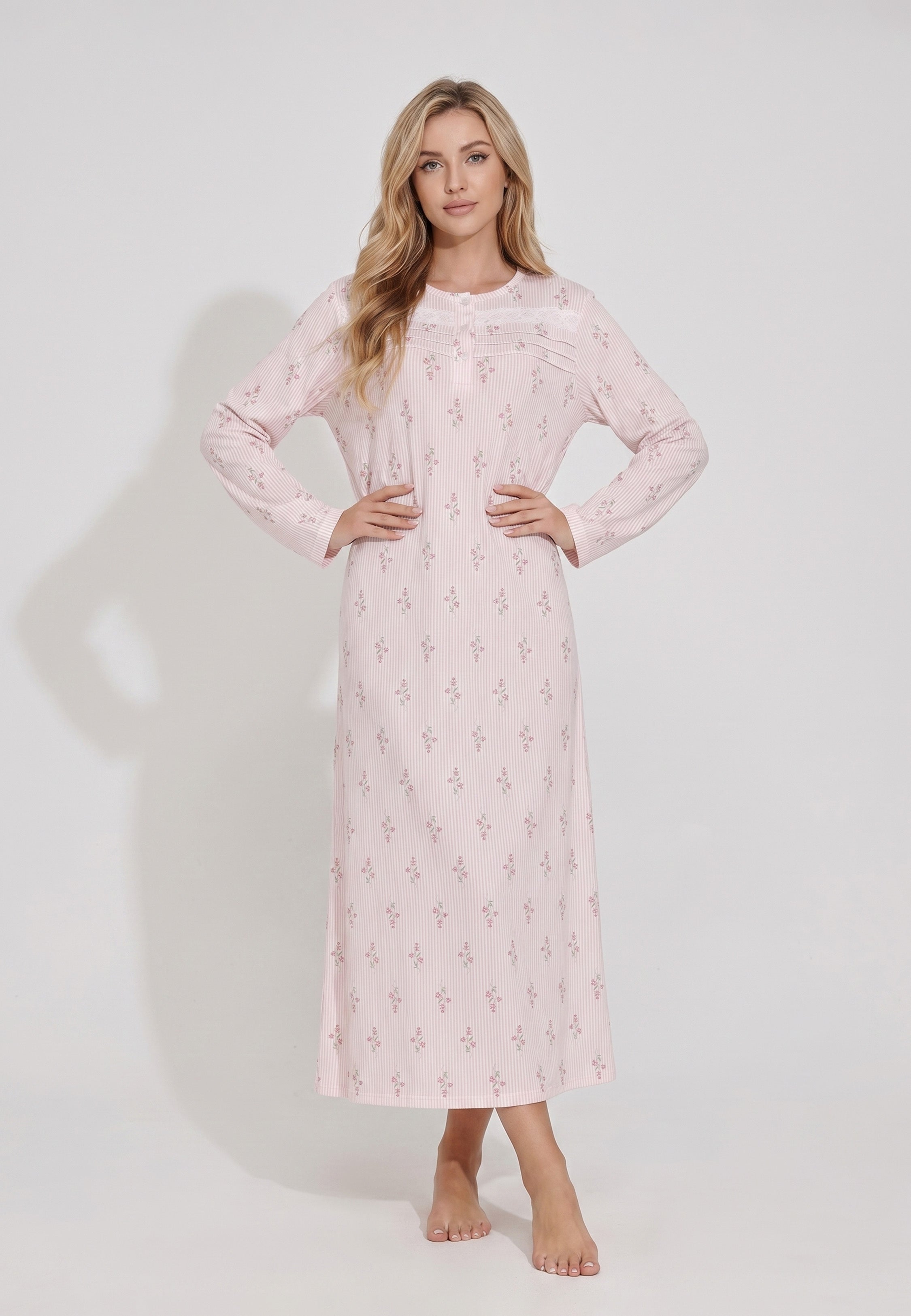 Femme portant une robe de nuit longue col rond manches longues empiècement plissé boutonné imprimé rayé fleuri rose et blanc à petits motifs floraux Rosabella Flowers Scent