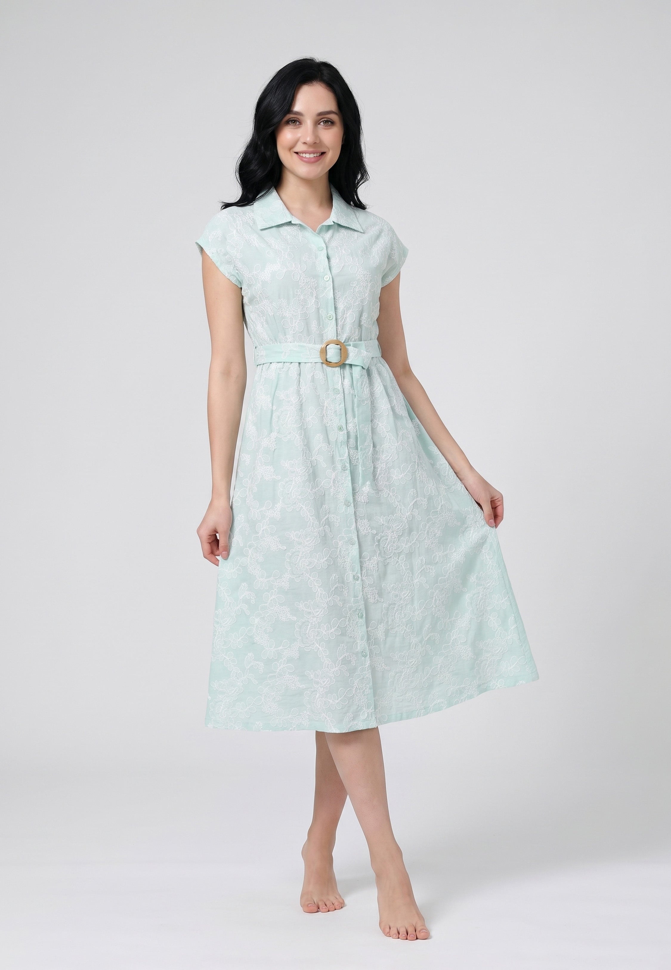 Femme portant une robe chemisière midi tissu cloqué floral en relief menthe aqua ceinture boucle ronde bois Rosabella