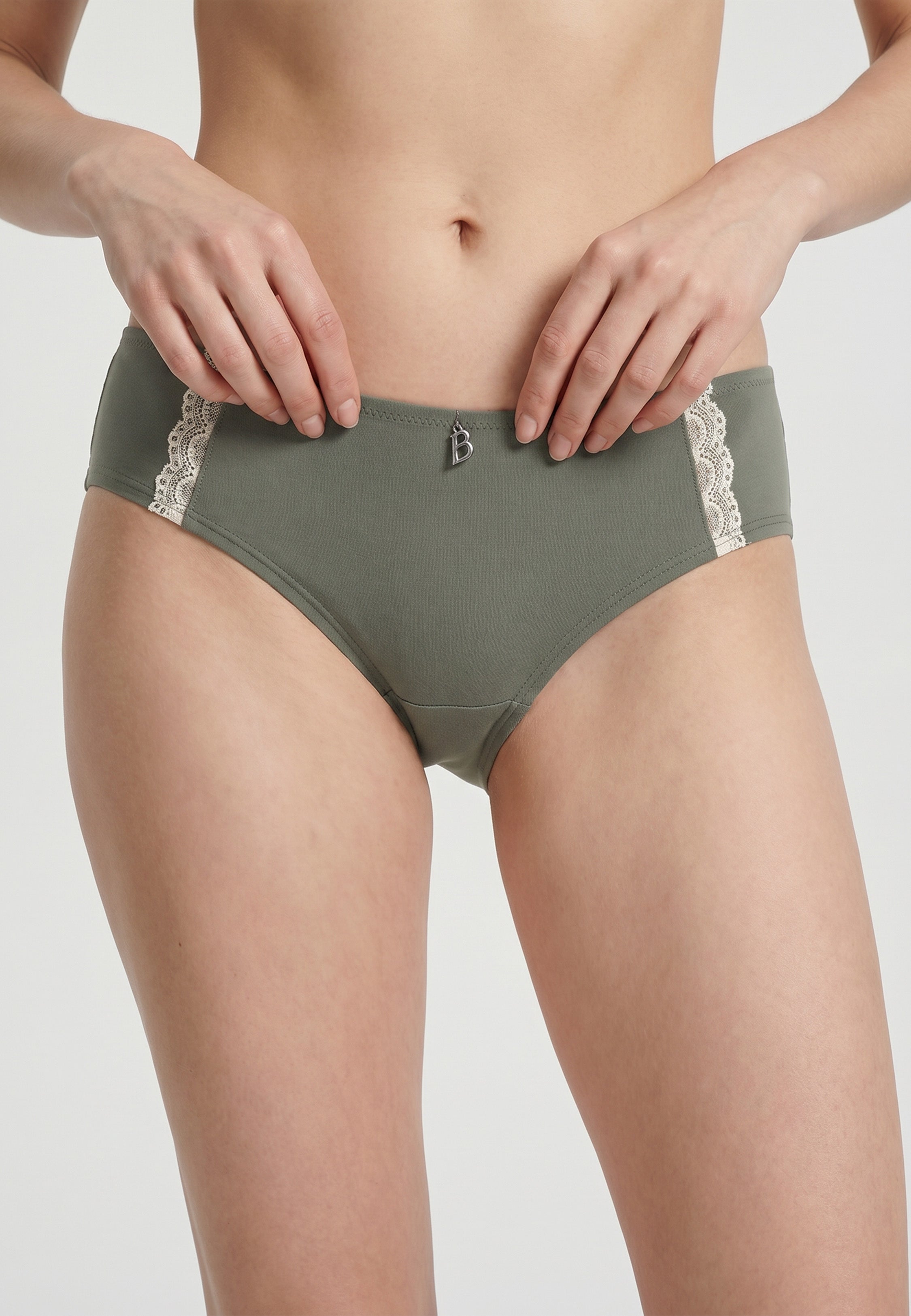 Boxer uni couleur sauge avec inserts en dentelle crème et pendentif décoratif