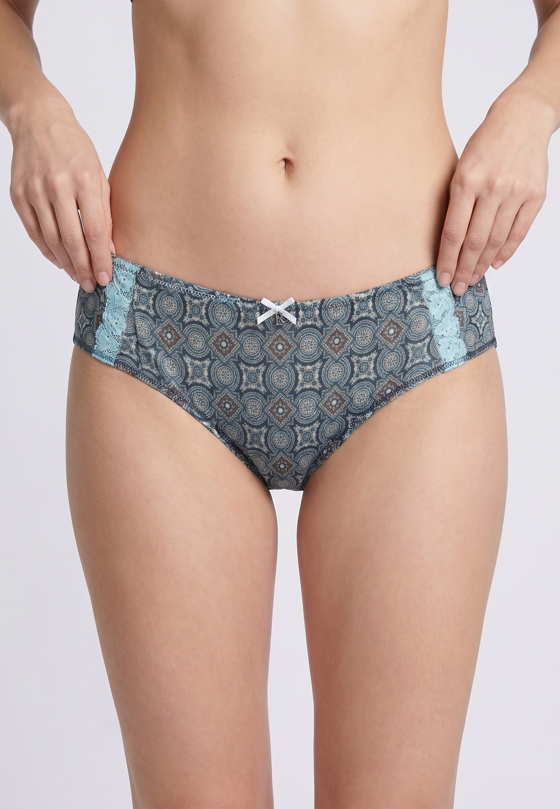 Boxer bleu ardoise à imprimé mosaïque géométrique avec inserts en dentelle bleu ciel et nœud décoratif