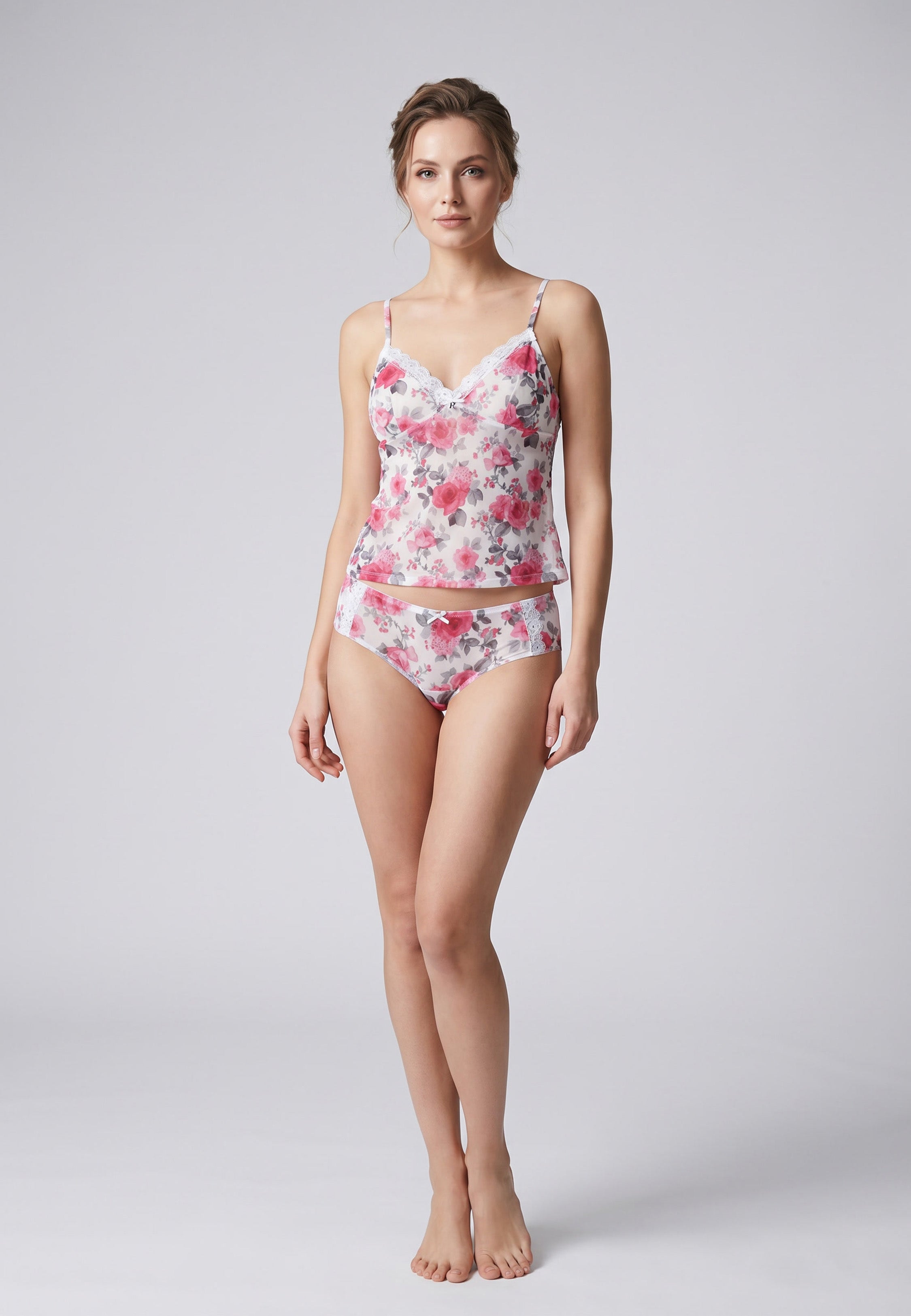 Femme portant un ensemble débardeur et boxer blanc à imprimé roses romantiques avec bordure en dentelle blanche