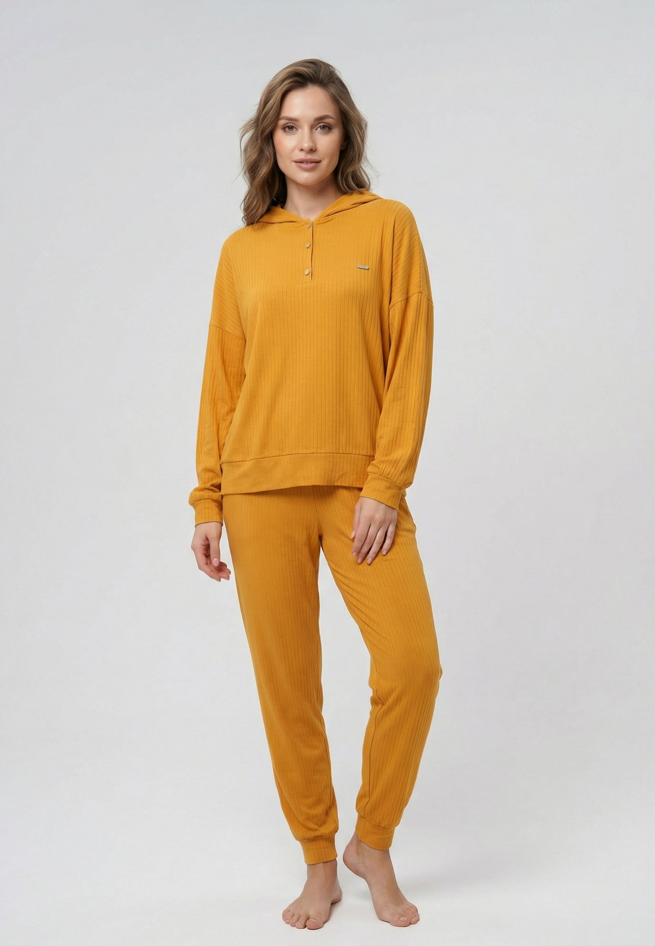 Ensemble pyjama femme deux pièces côtelé moutarde avec sweat à capuche et jogging assorti