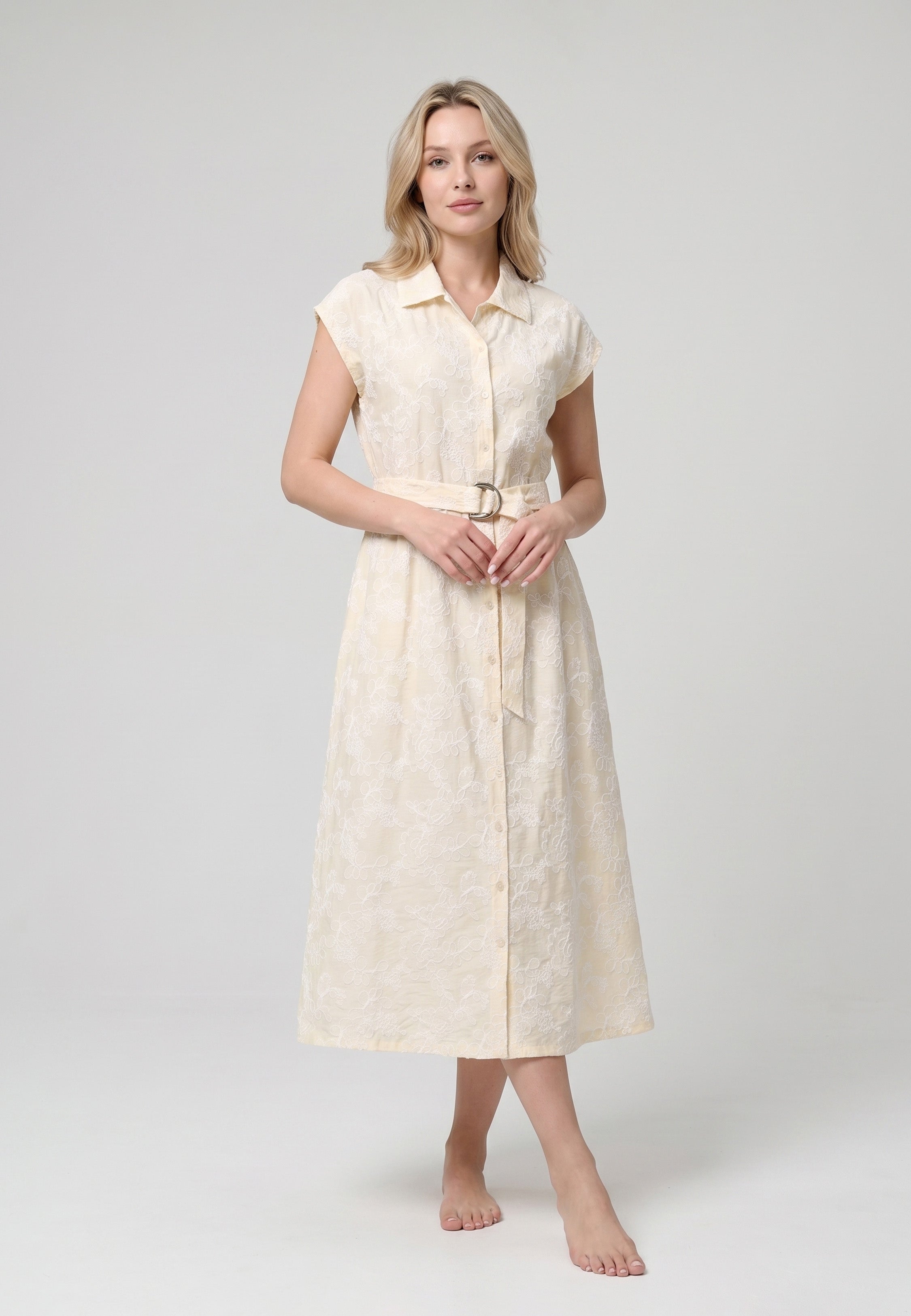 Femme portant une robe chemisière midi tissu cloqué floral en relief jaune pâle ivoire ceinture boucle ronde dorée Rosabella