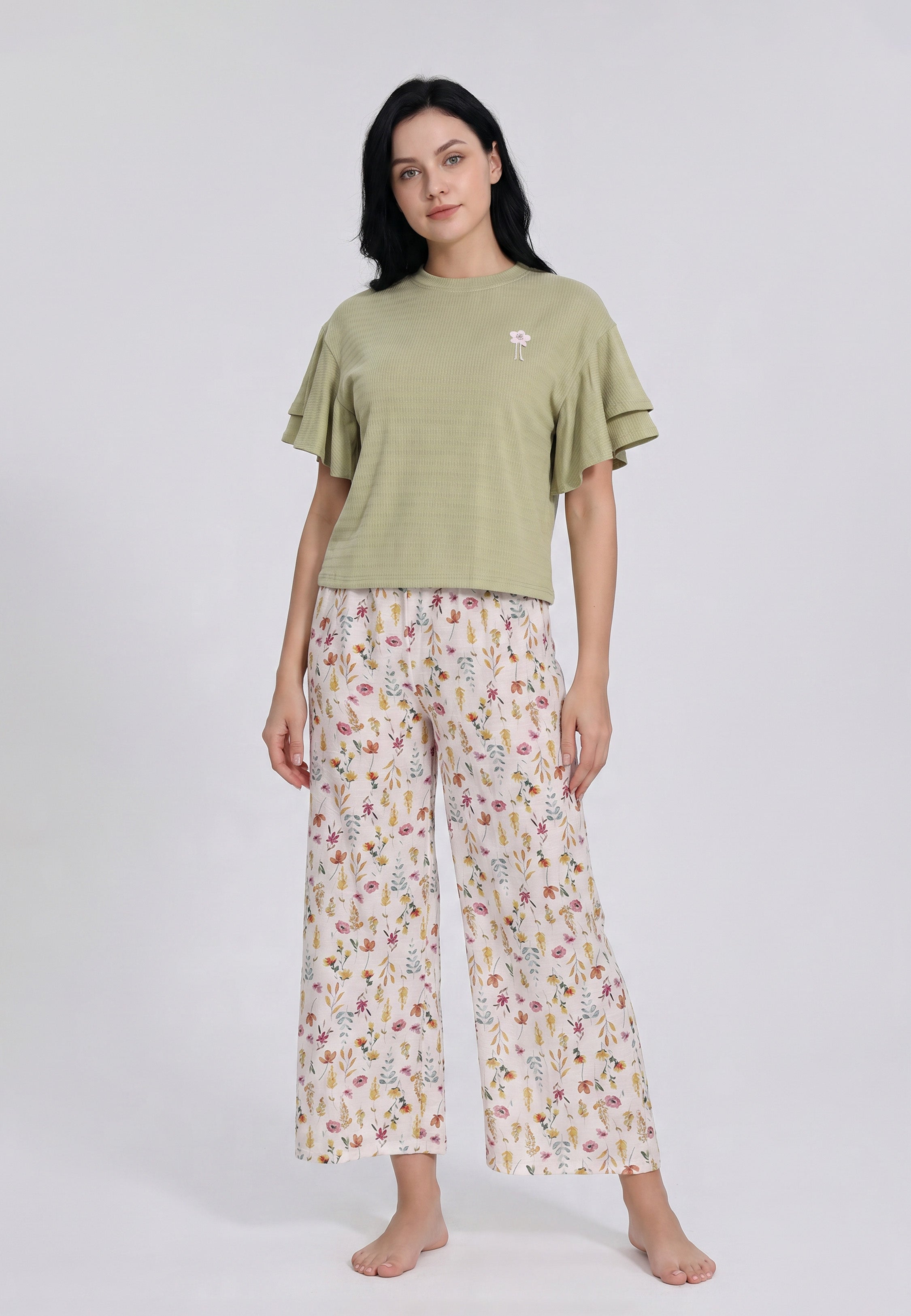Femme portant un ensemble loungewear top col rond côtelé kaki volants emmanchures badge floral et pantacourt large crème imprimé petites fleurs sauvages multicolores Rosabella
