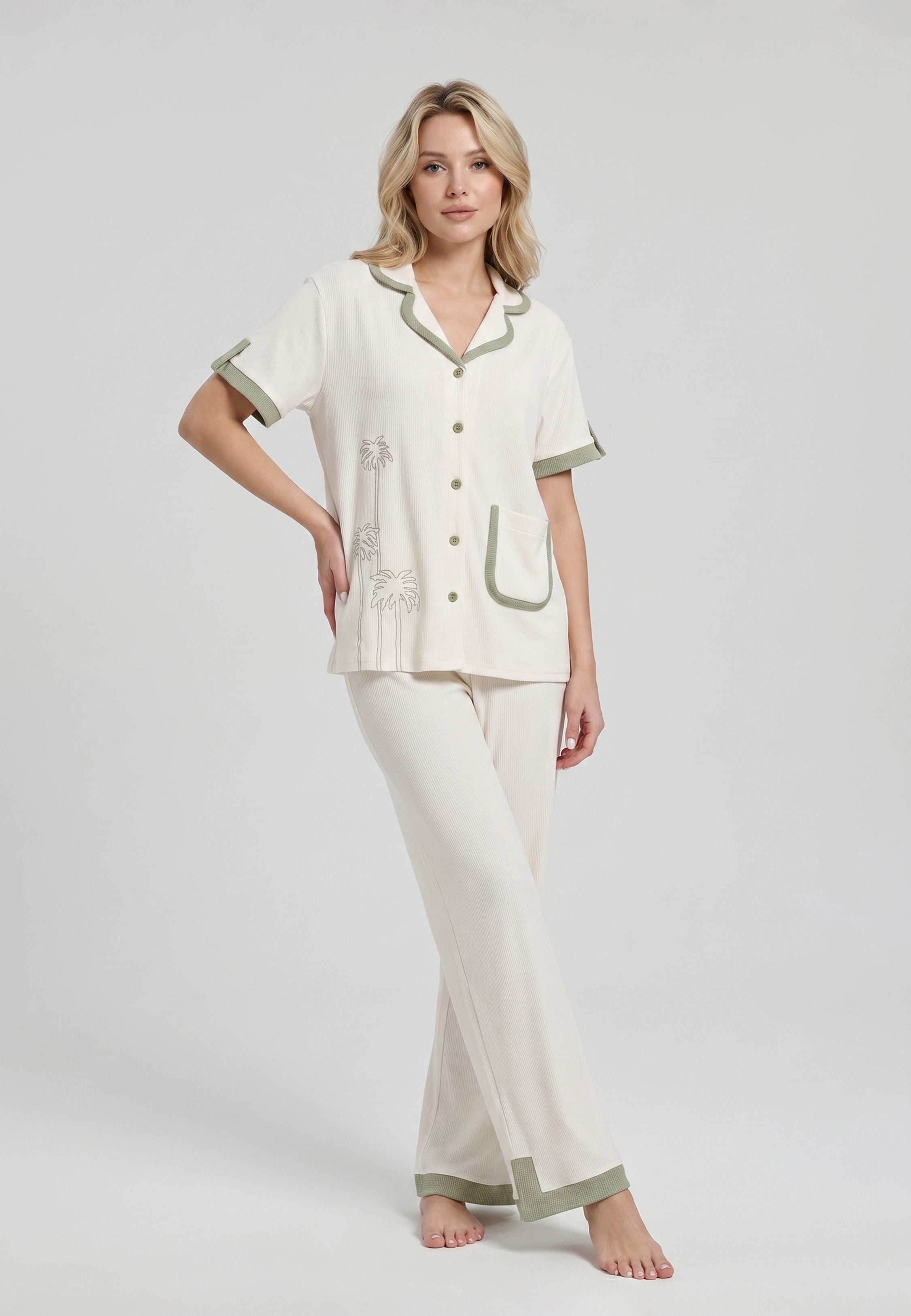 Femme portant un ensemble chemise camp col réver ivoire broderies palmiers kaki liséré et pantalon large côtelé ivoire liséré kaki Rosabella