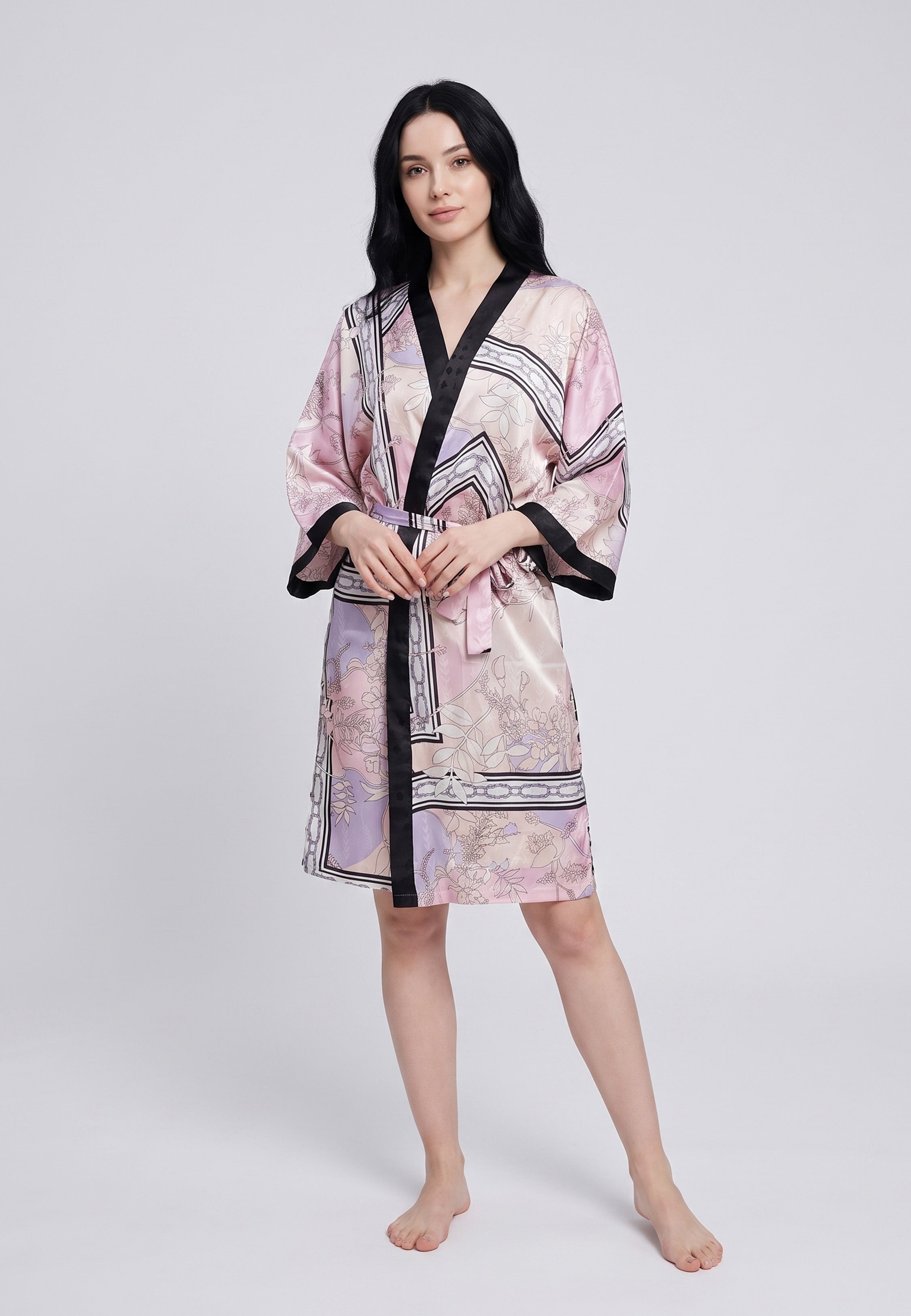 Femme portant un kimono court satiné ceinturé à manches 3/4 imprimé foulard rose poudré et lilas bordures noires Rosabella