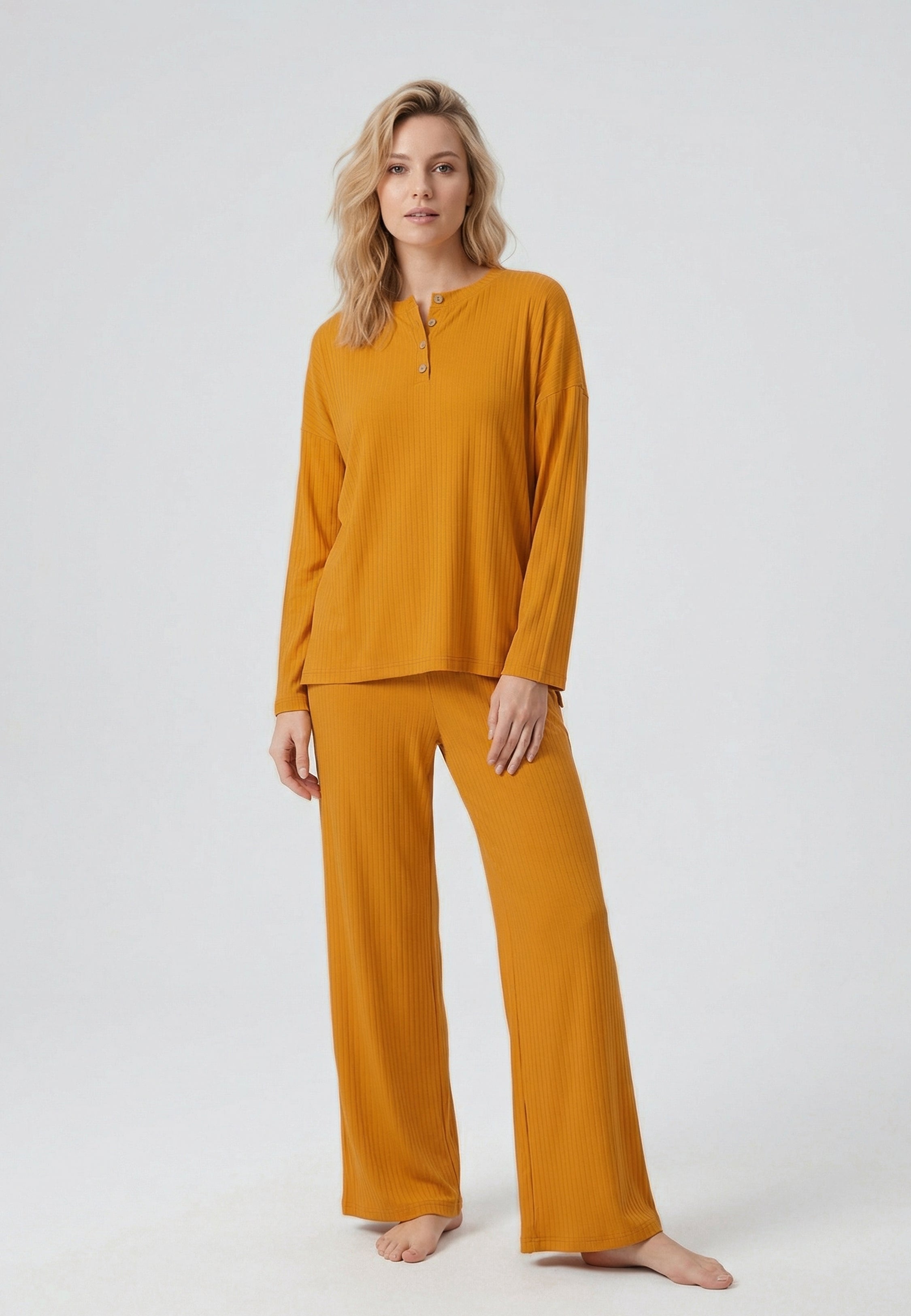 Ensemble pyjama femme deux pièces côtelé moutarde haut col tunisien boutonnage partiel et pantalon large