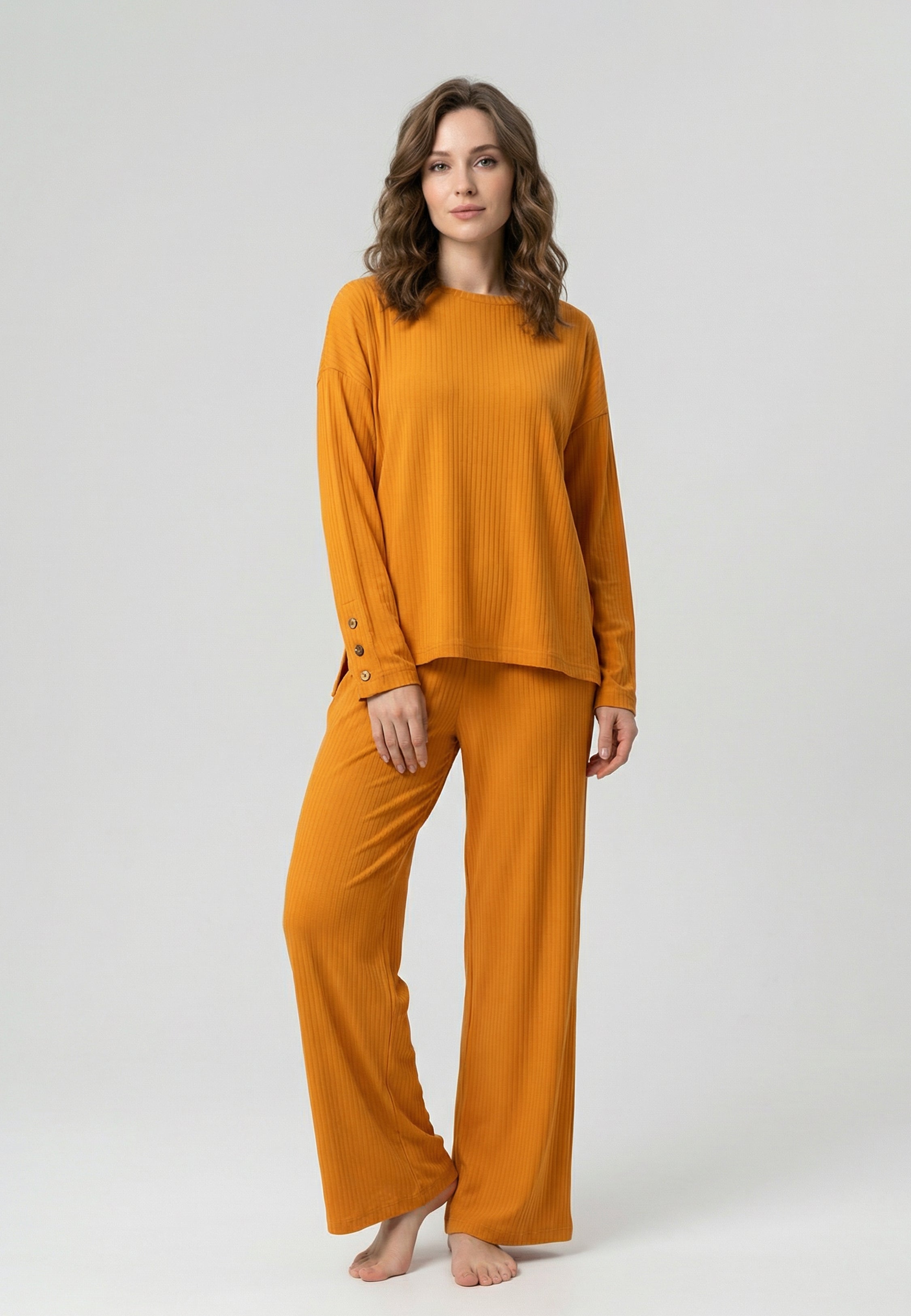 Ensemble pyjama femme deux pièces côtelé moutarde haut col rond avec boutons aux poignets et pantalon large
