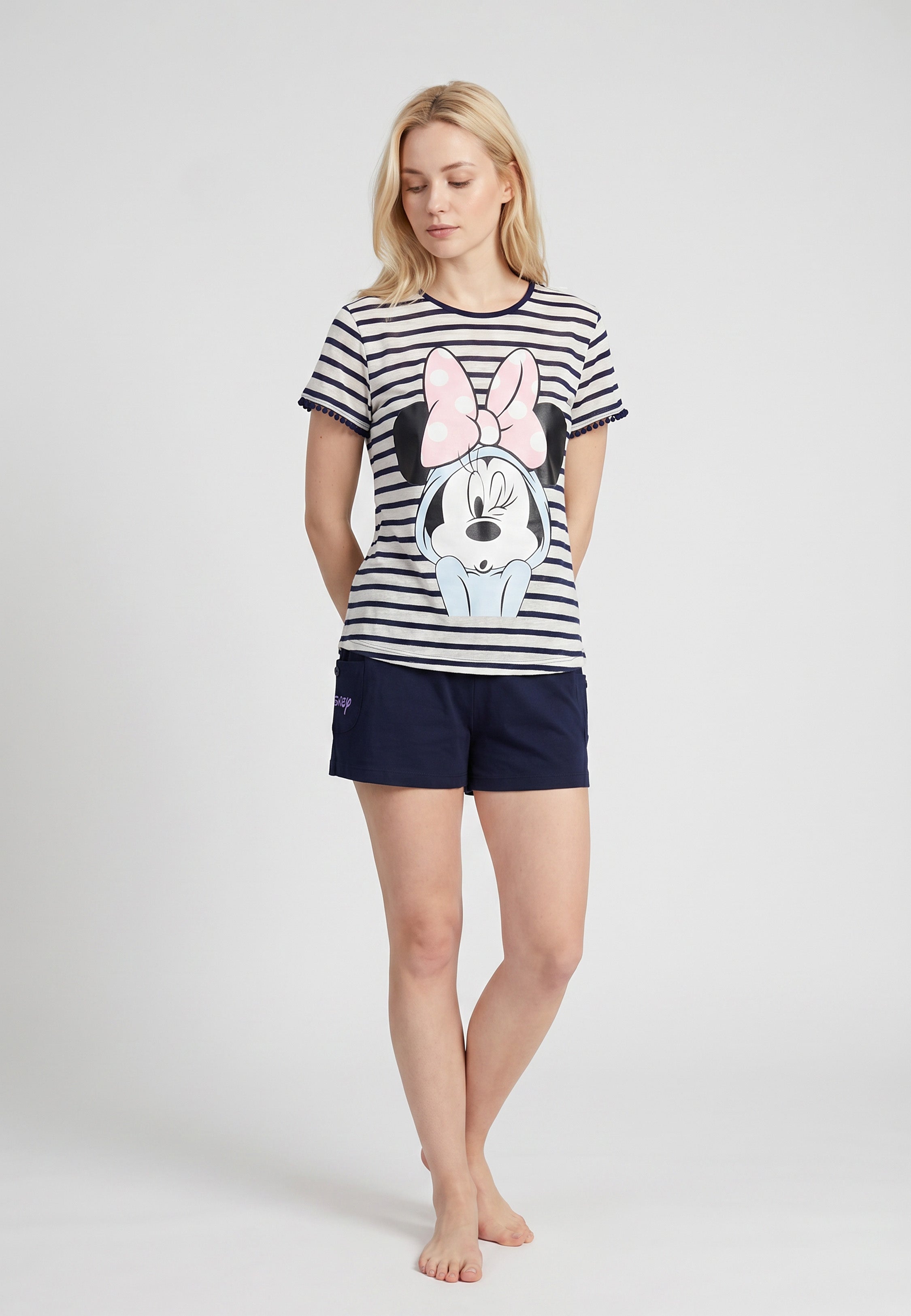 Femme portant un pyjama deux pièces rayé marine avec grand imprimé Minnie Mouse Peekaboo et short uni bleu marine
