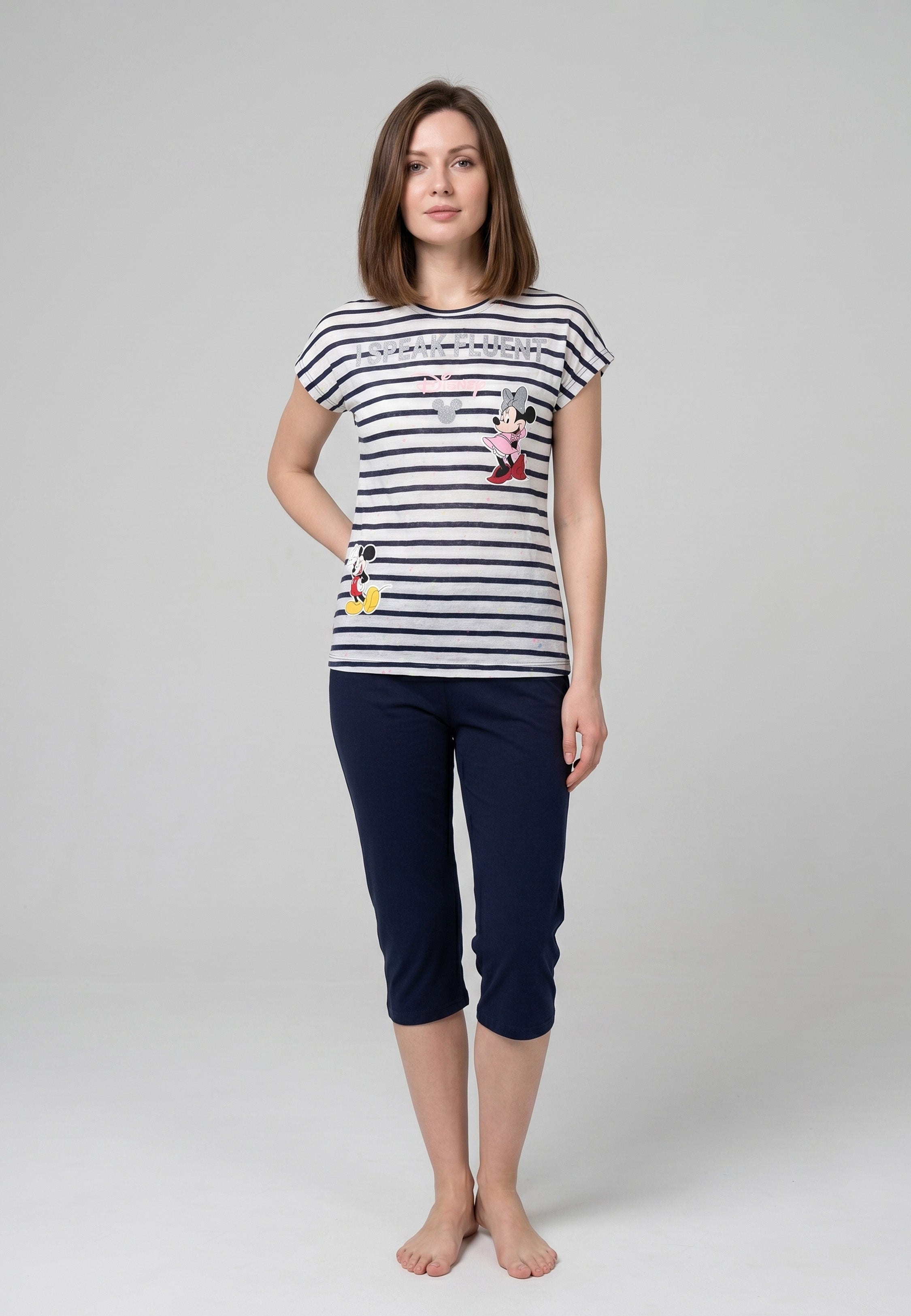 Femme portant un pyjama deux pièces rayé marine avec imprimé Mickey & Minnie I Speak Fluent et corsaire uni bleu marine