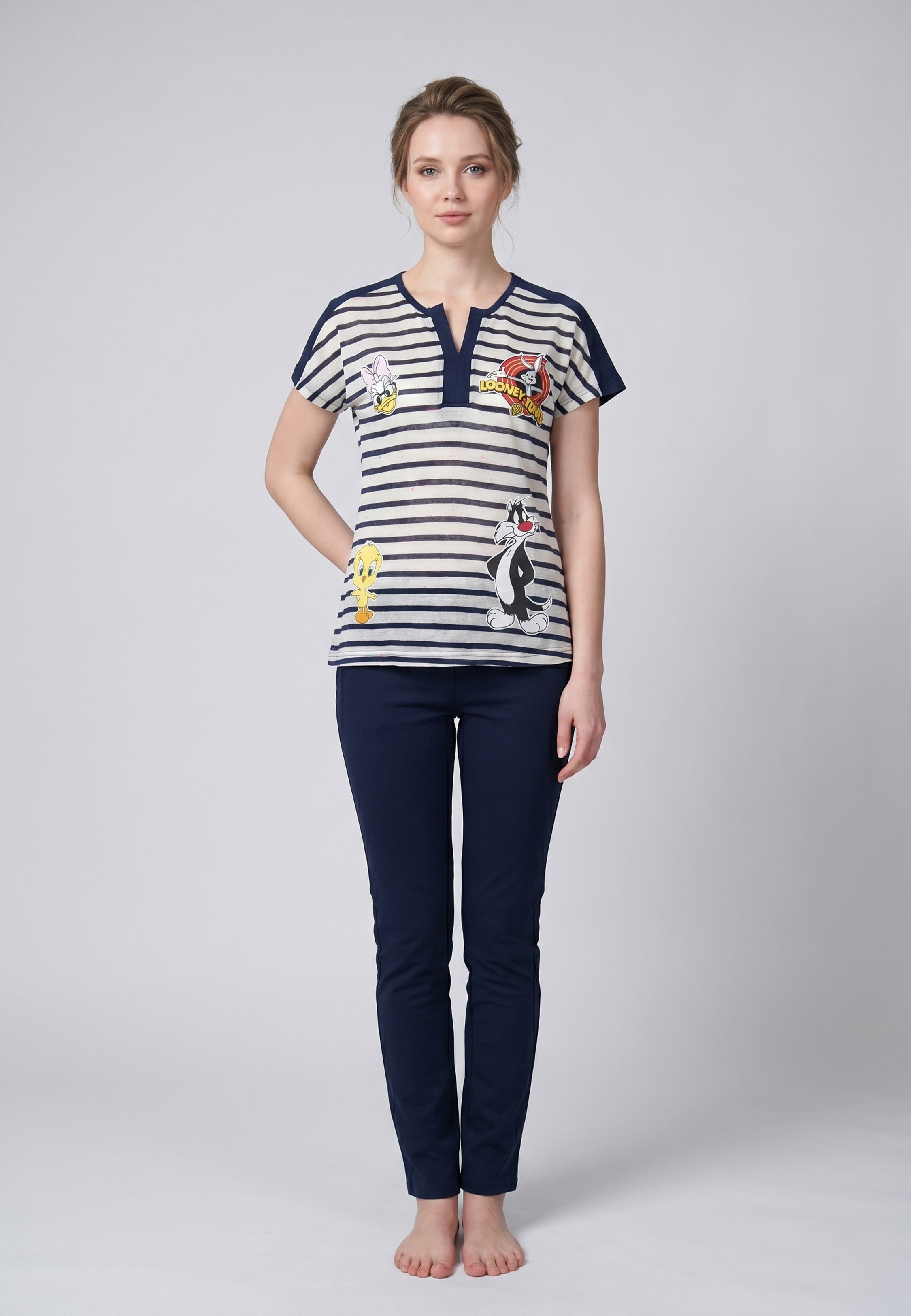 Femme portant un pyjama deux pièces rayé marine avec imprimés Looney Tunes Tweety Sylvester Road Runner et pantalon uni bleu marine