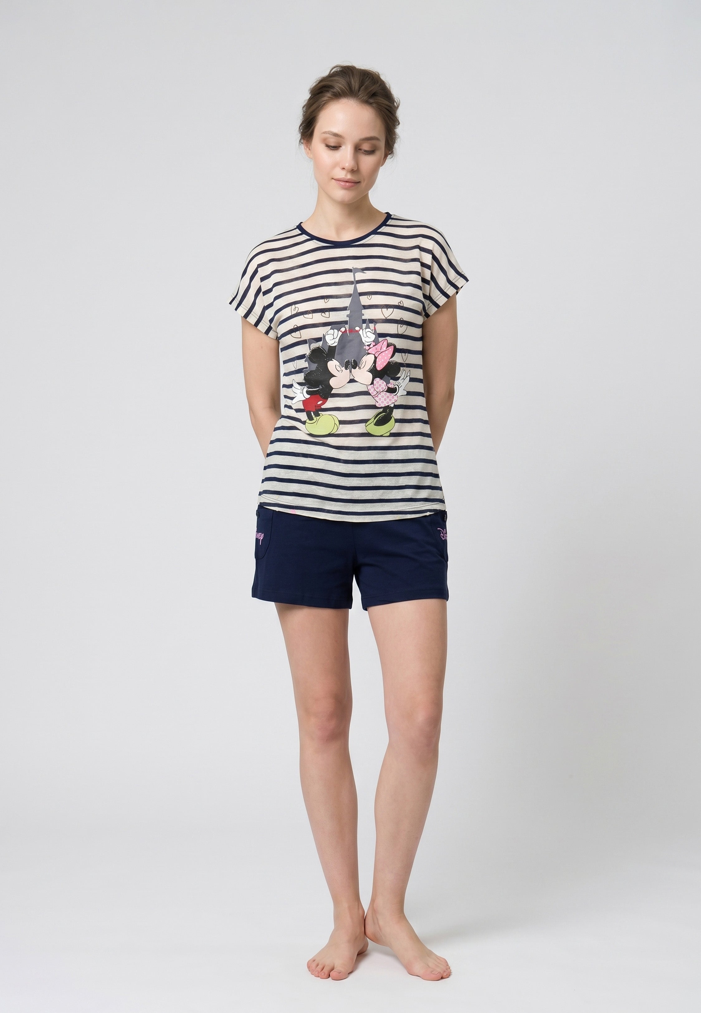 Femme portant un pyjama deux pièces rayé marine avec imprimé Mickey & Minnie Kiss et short uni bleu marine