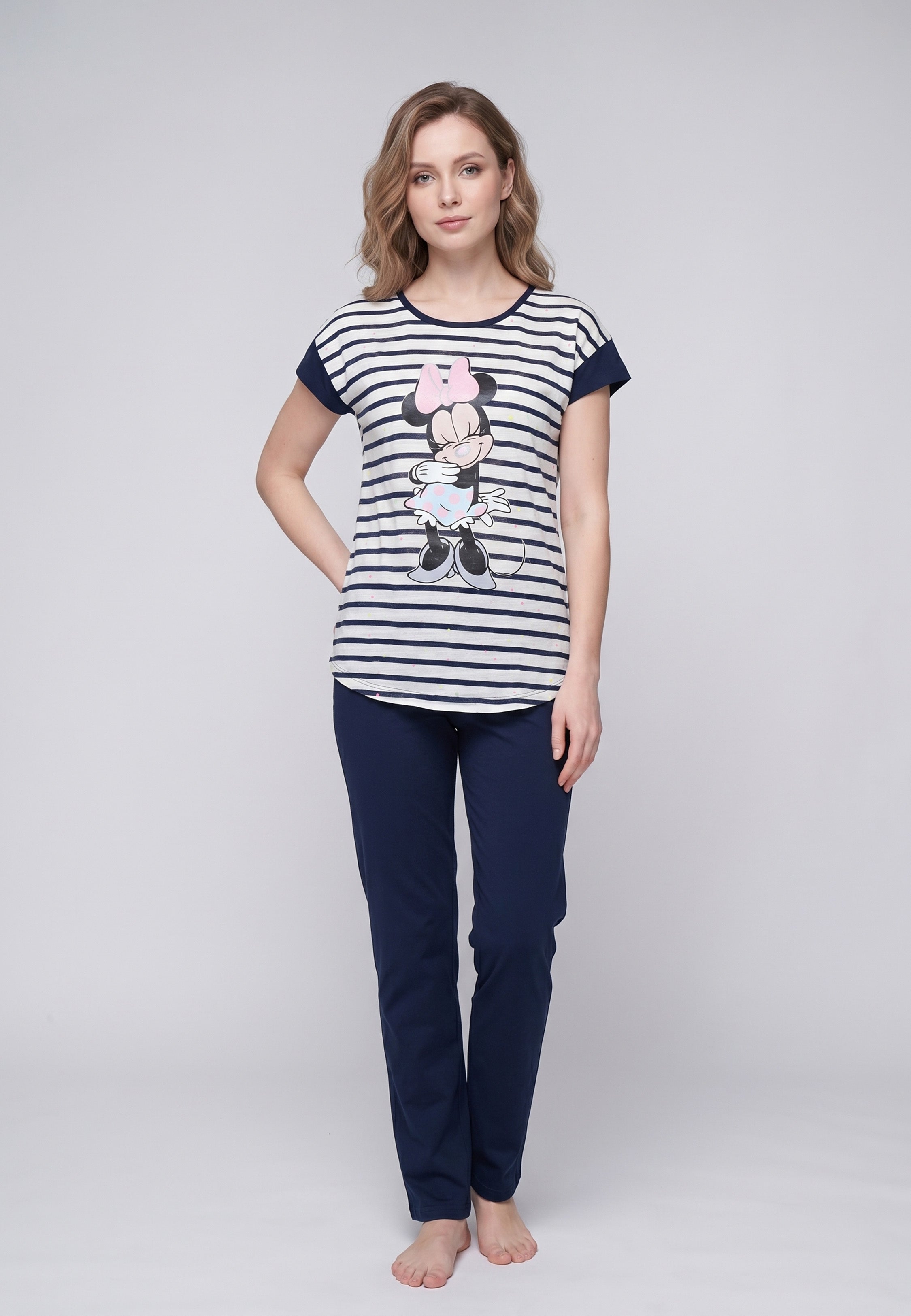 Femme portant un pyjama deux pièces rayé marine avec grand imprimé Minnie Mouse timide et pantalon uni bleu marine