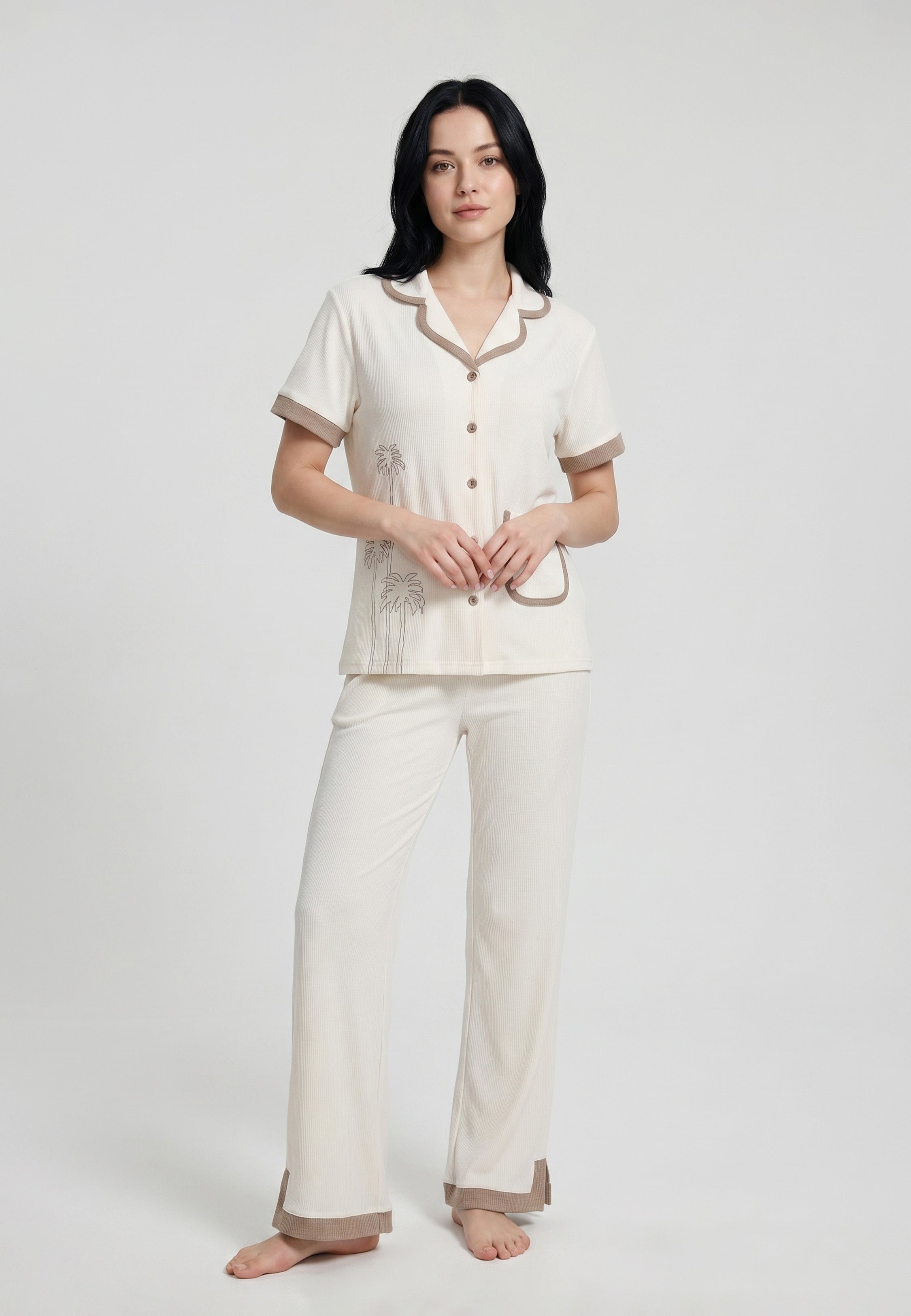 Femme portant un ensemble chemise camp col réver ivoire broderies palmiers taupe liséré et pantalon large côtelé ivoire liséré taupe Rosabella