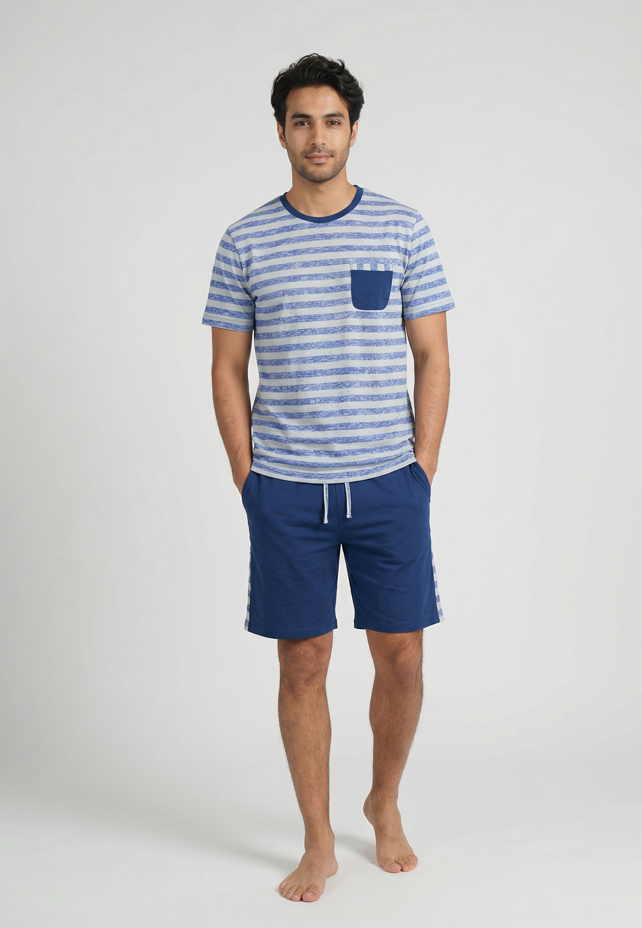 Pyjama homme gris à rayures bleues avec short bleu marine assorti