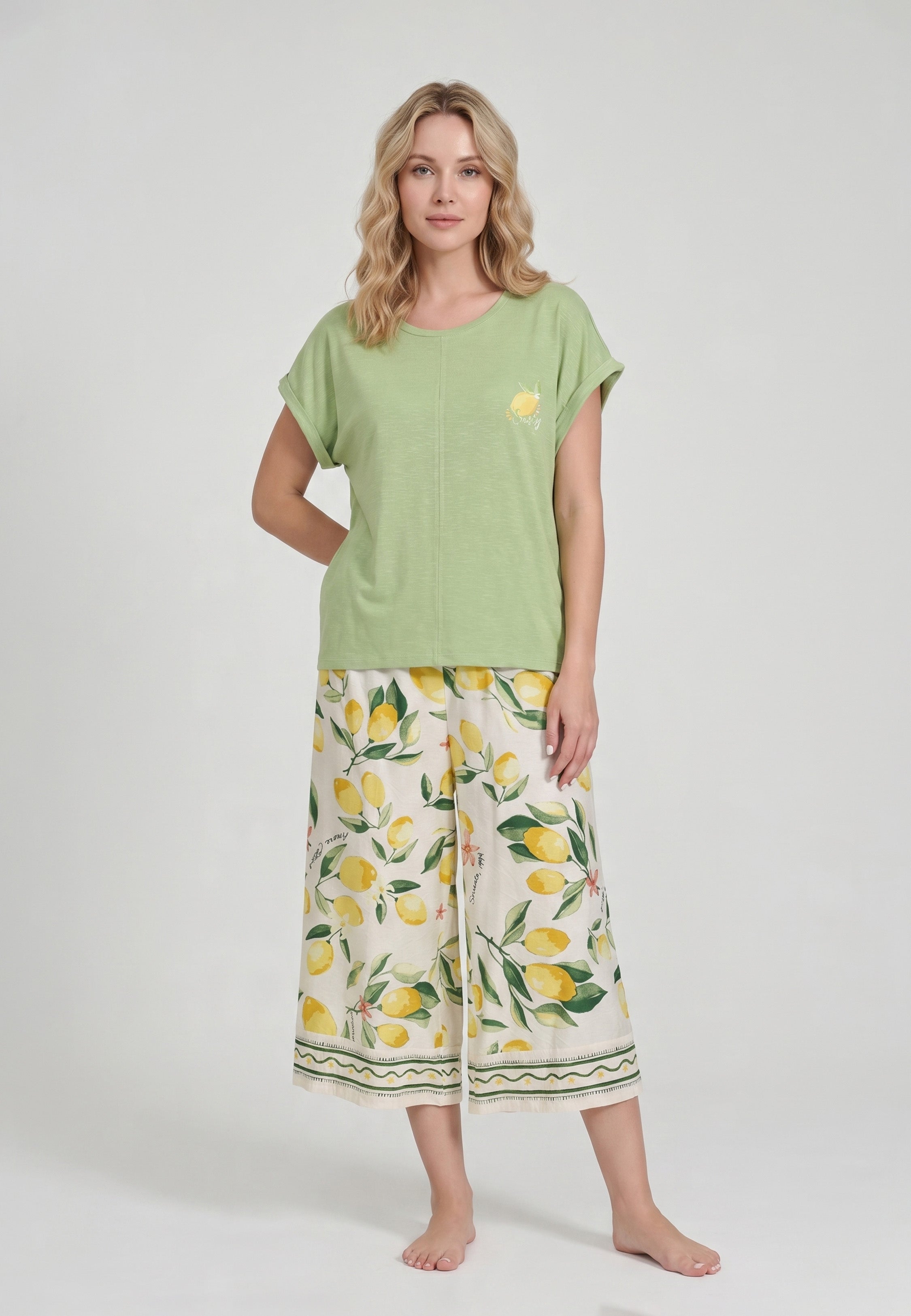 Femme portant un ensemble loungewear t-shirt col rond vert menthe badge citron et pantacourt large crème imprimé grands citrons aquarelle bordure géométrique Rosabella