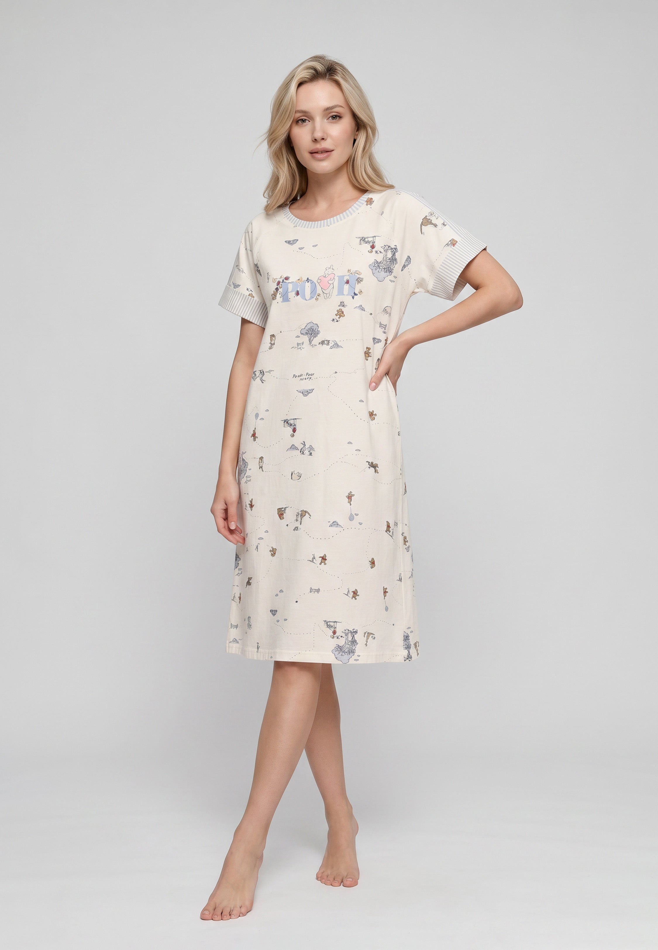 Femme portant une robe pyjama t-shirt ample imprimée fond crème inscription POOH manches courtes seersucker rayé bleu ciel Rosabella