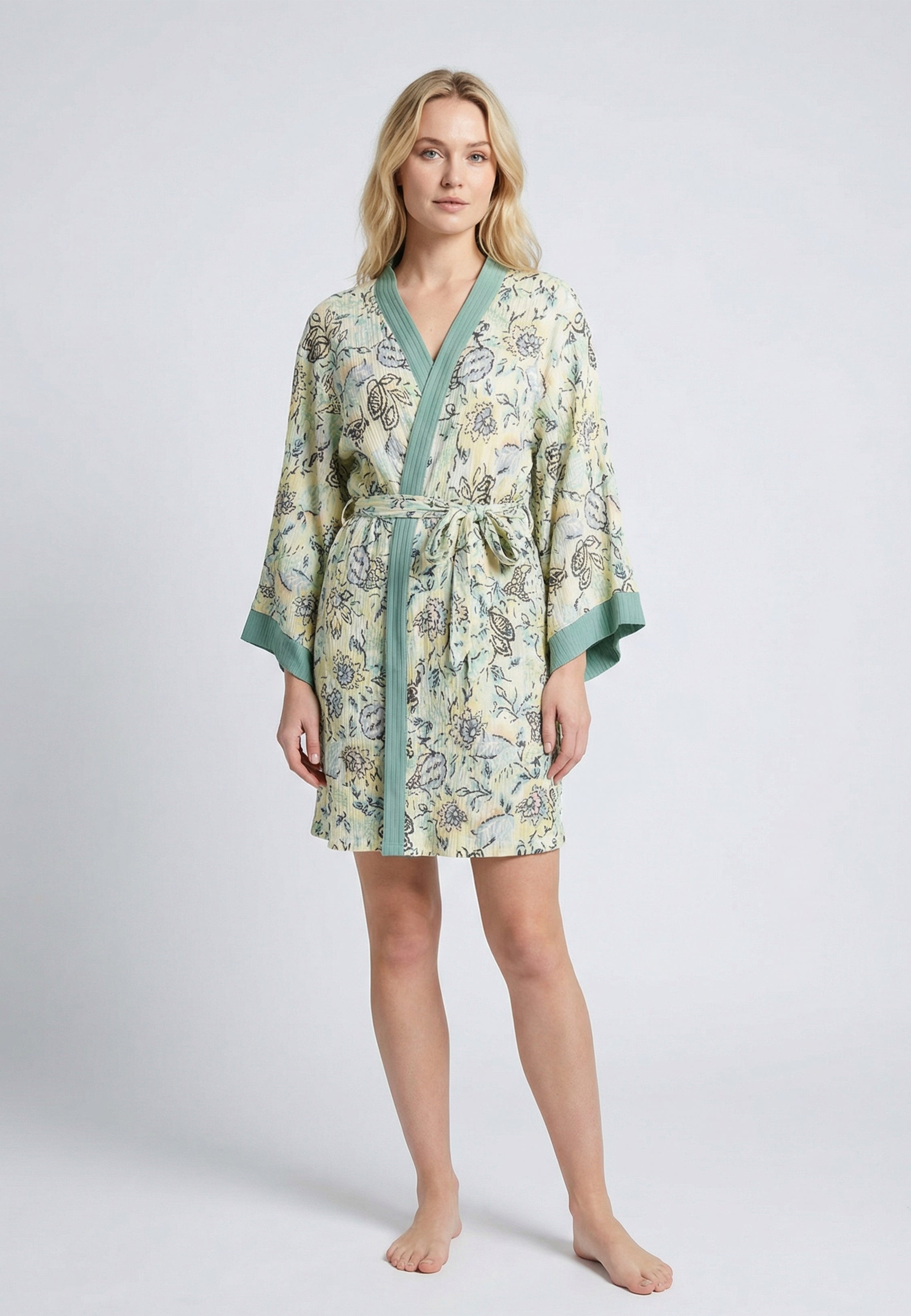 Kimono femme court à imprimé floral avec liseré vert contrastant et ceinture à nouer
