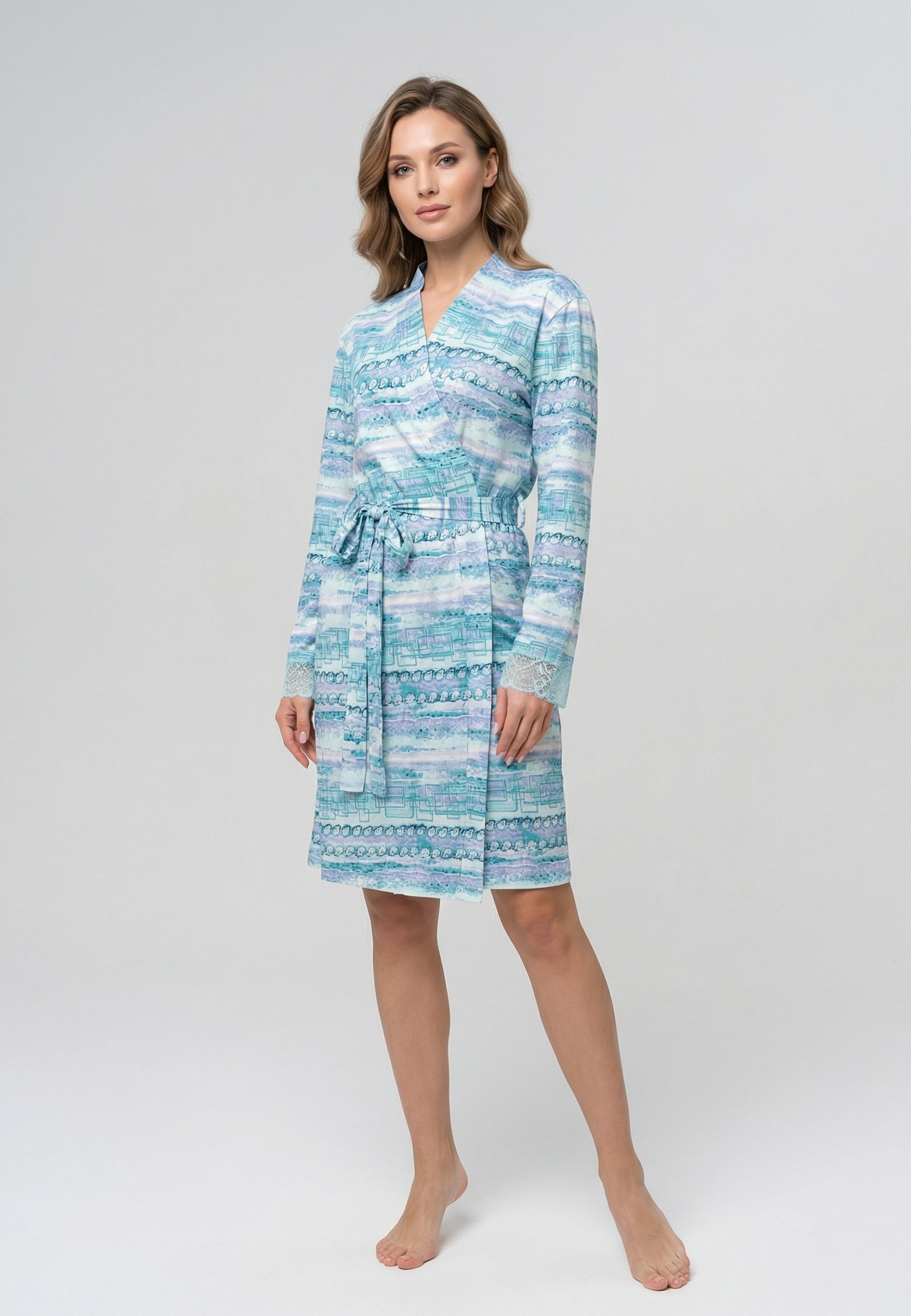 Kimono femme mi-long à imprimé aquarelle bleu turquoise avec finitions en dentelle aux poignets et ceinture à nouer