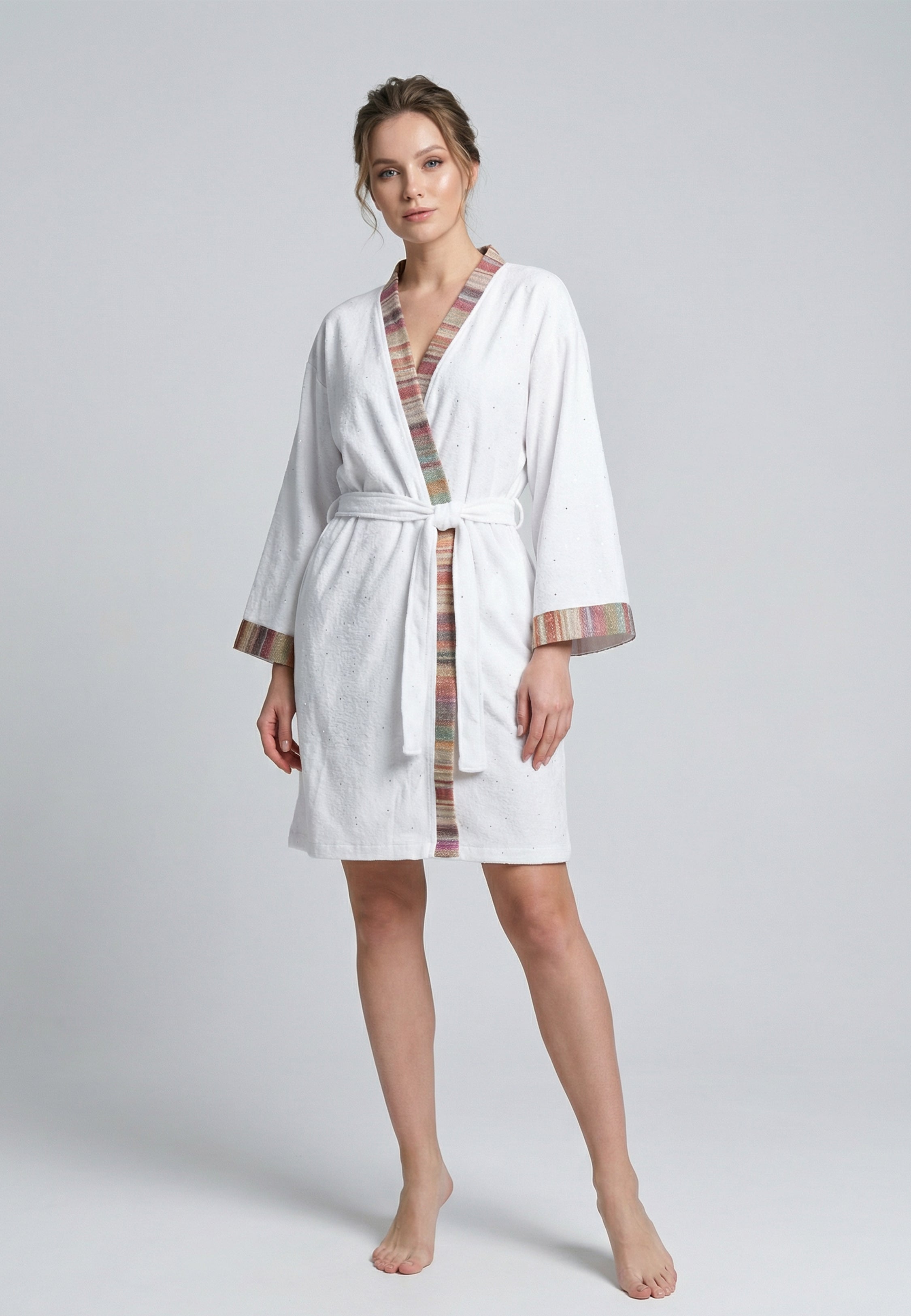 Kimono femme court en éponge blanche avec liseré multicolore sur le col et les poignets, ceinture à nouer