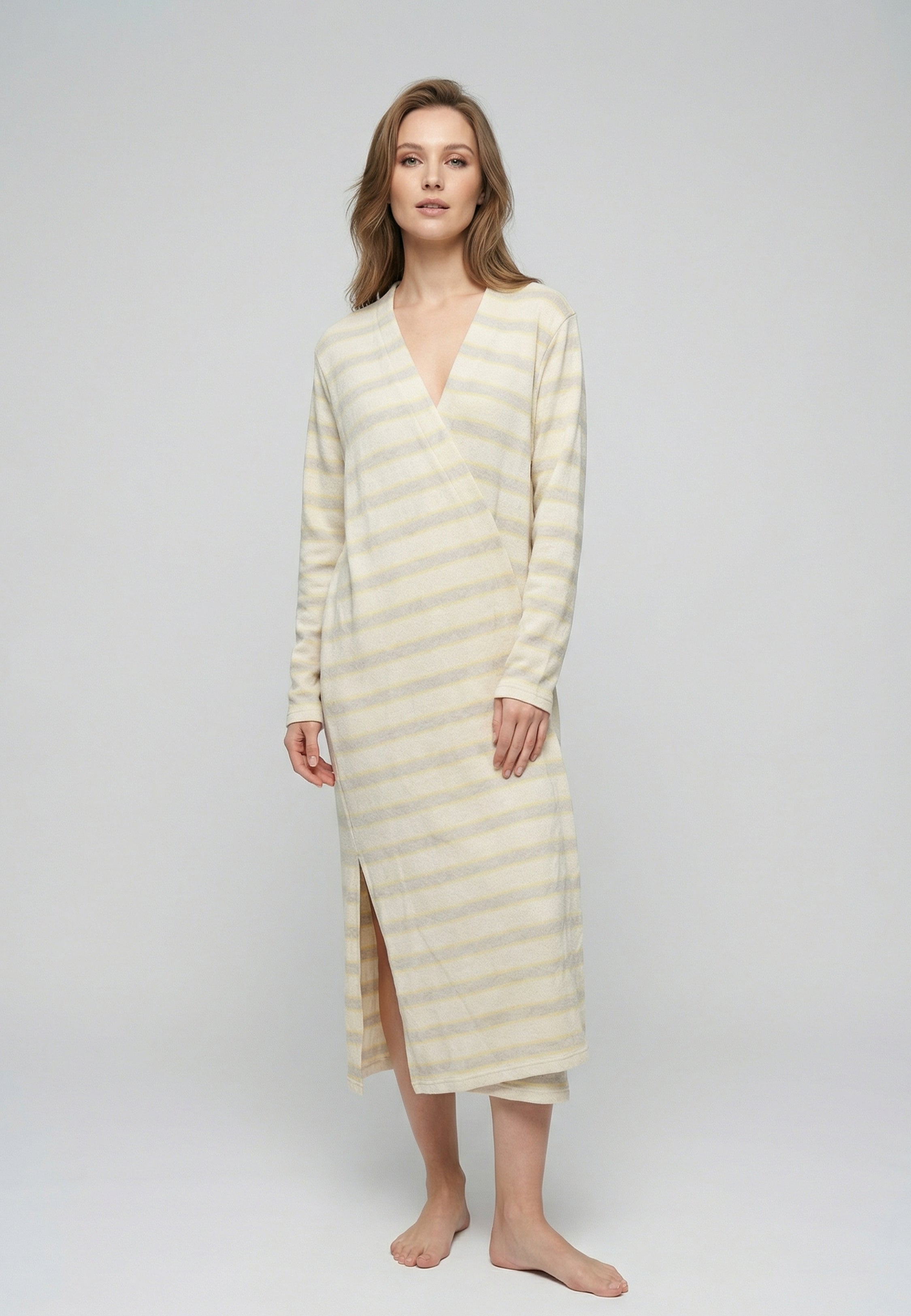 Peignoir femme long à rayures jaune et gris avec col V enveloppant et fente latérale