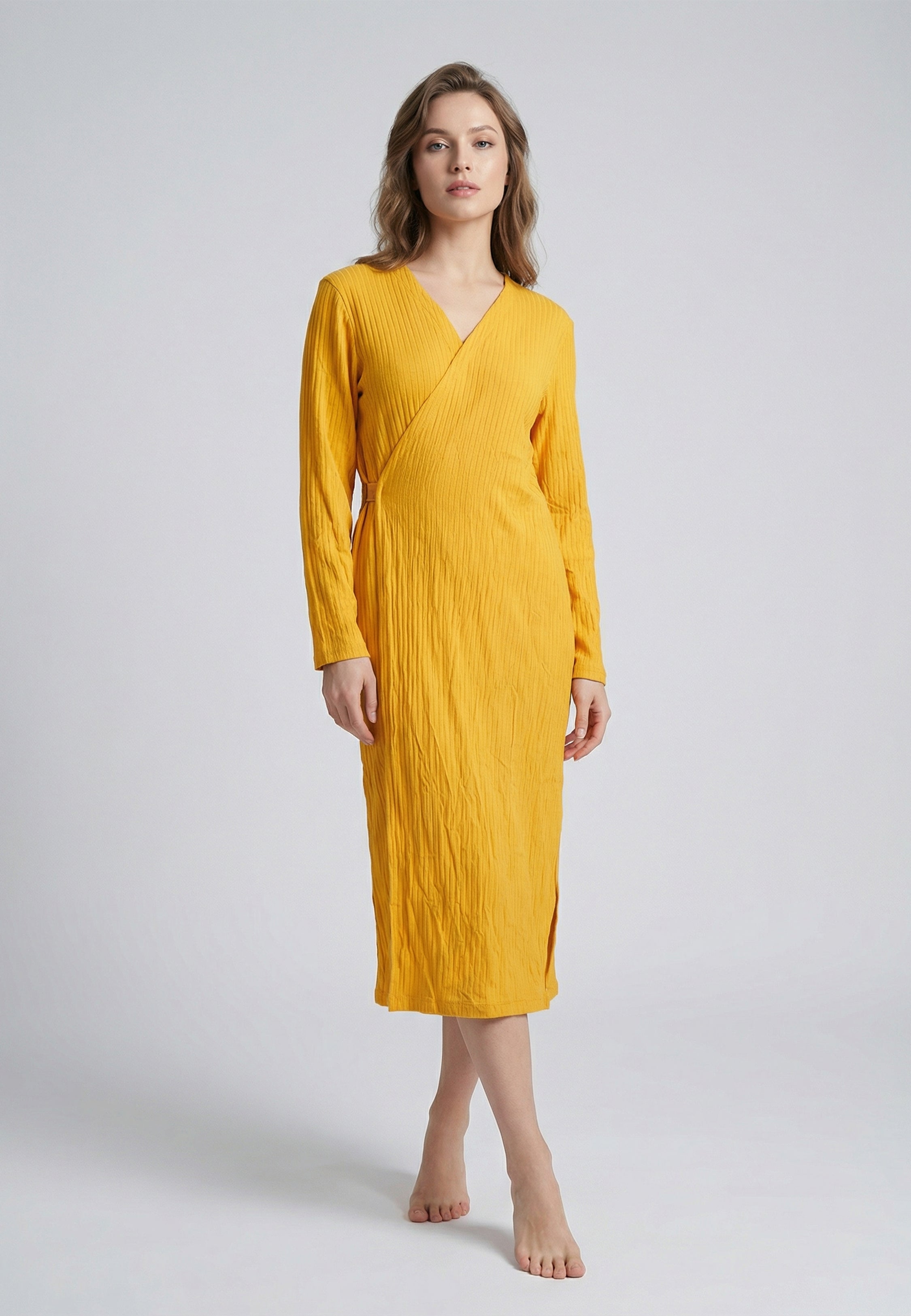 Peignoir femme long côtelé jaune avec col croisé en V et fentes latérales