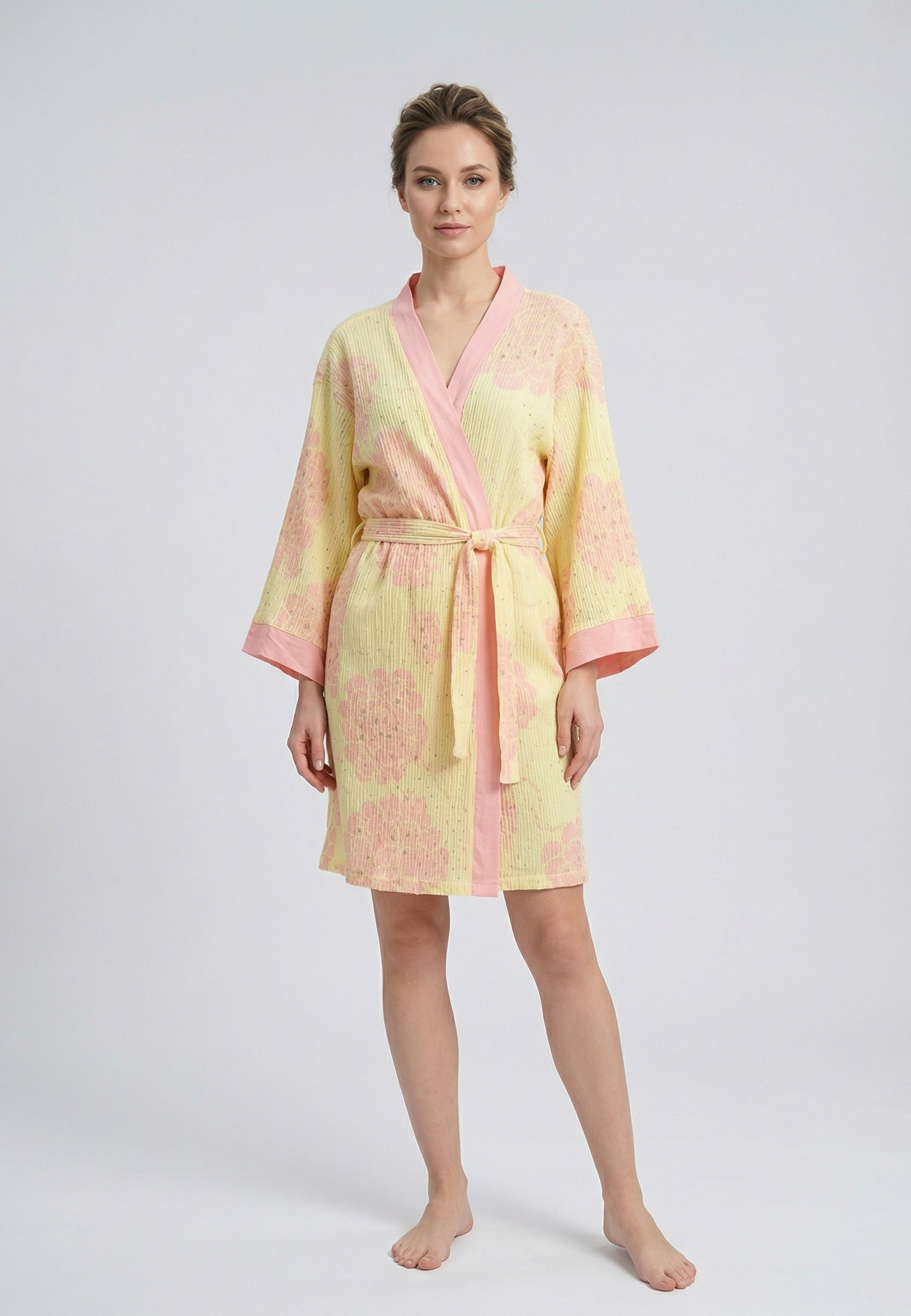Kimono femme court à imprimé floral jaune et rose avec liseré contrastant et ceinture à nouer