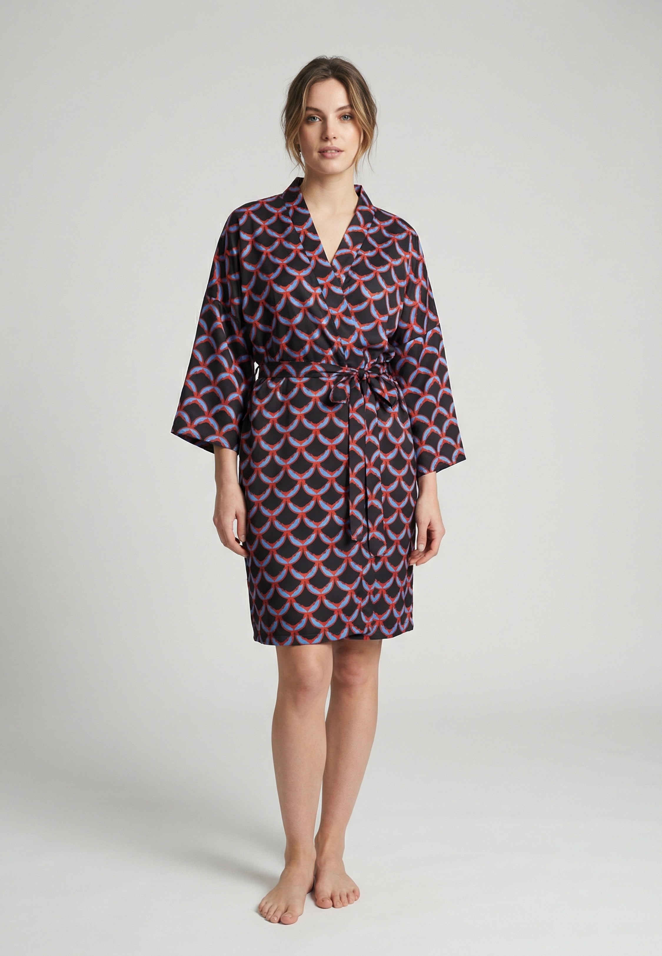 Kimono femme court à imprimé géométrique écailles noir et rouge avec ceinture à nouer