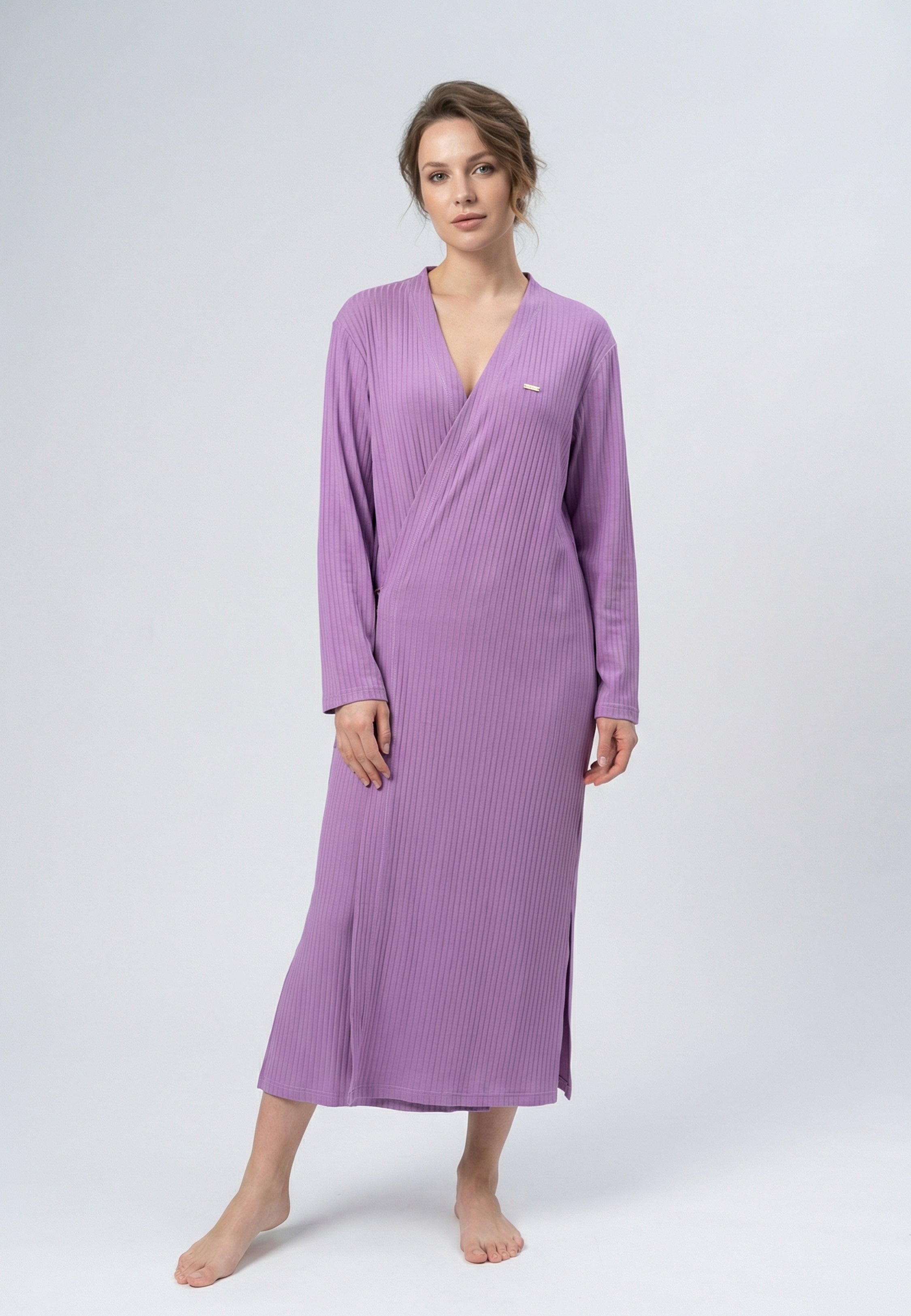 Peignoir femme long côtelé prune avec col croisé en V et fentes latérales