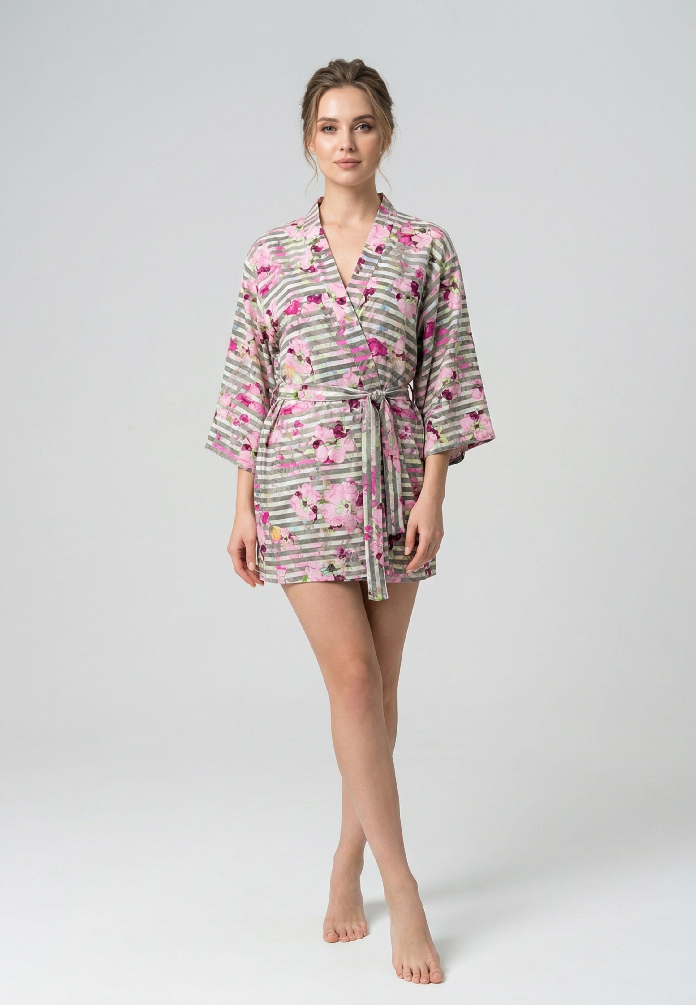 Kimono femme court à imprimé floral rose sur fond rayé gris avec ceinture à nouer et larges manches 3/4