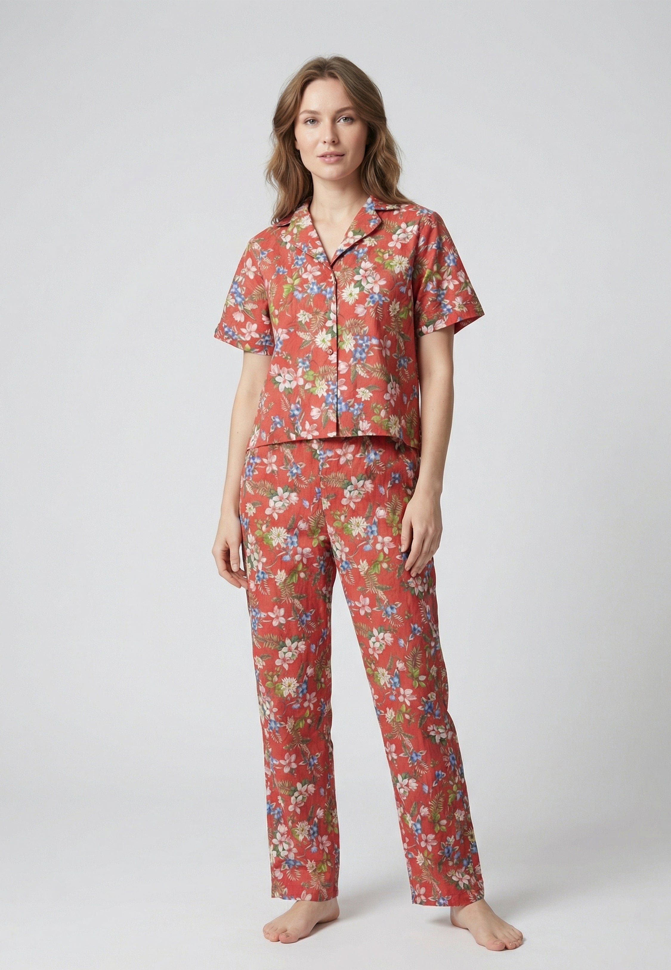 Pyjama femme rouge imprimé floral en coton avec chemise manches courtes et pantalon fluide.