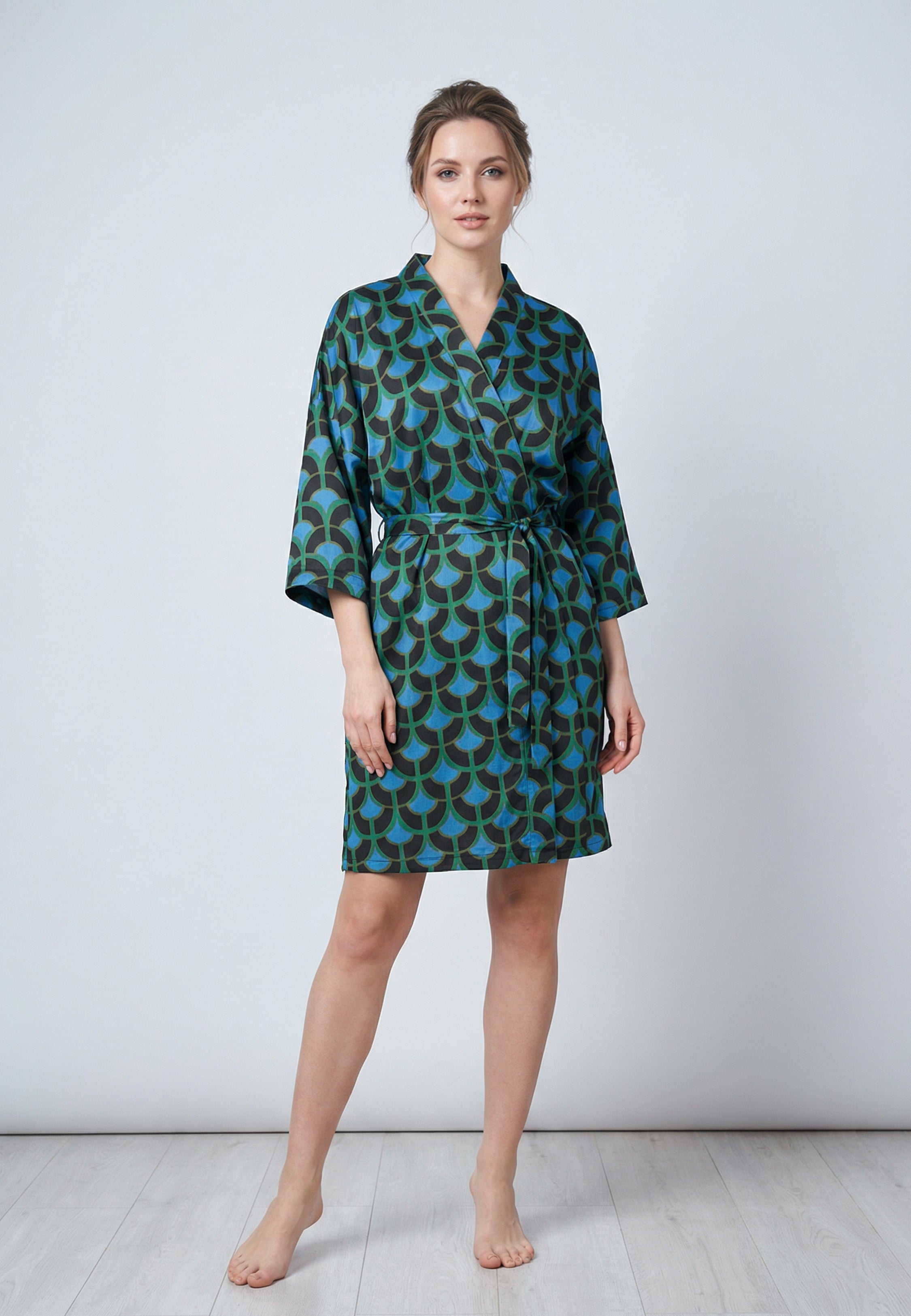 Kimono femme court à imprimé géométrique écailles vert et bleu avec ceinture à nouer