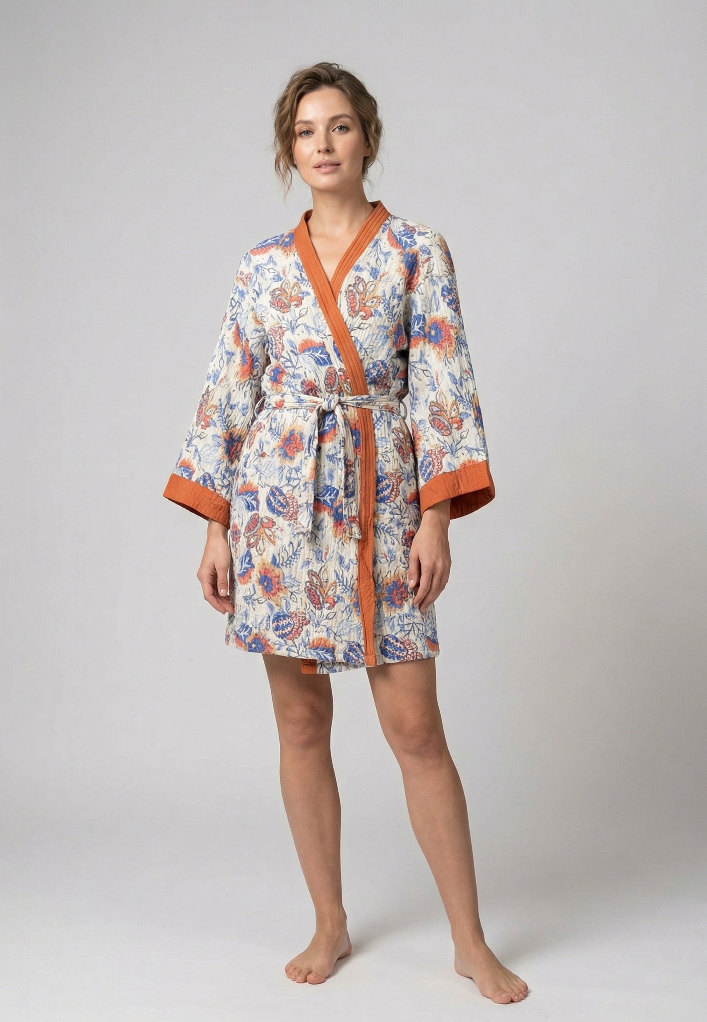 Kimono femme court à imprimé floral bleu et terracotta avec liseré contrastant et ceinture à nouer
