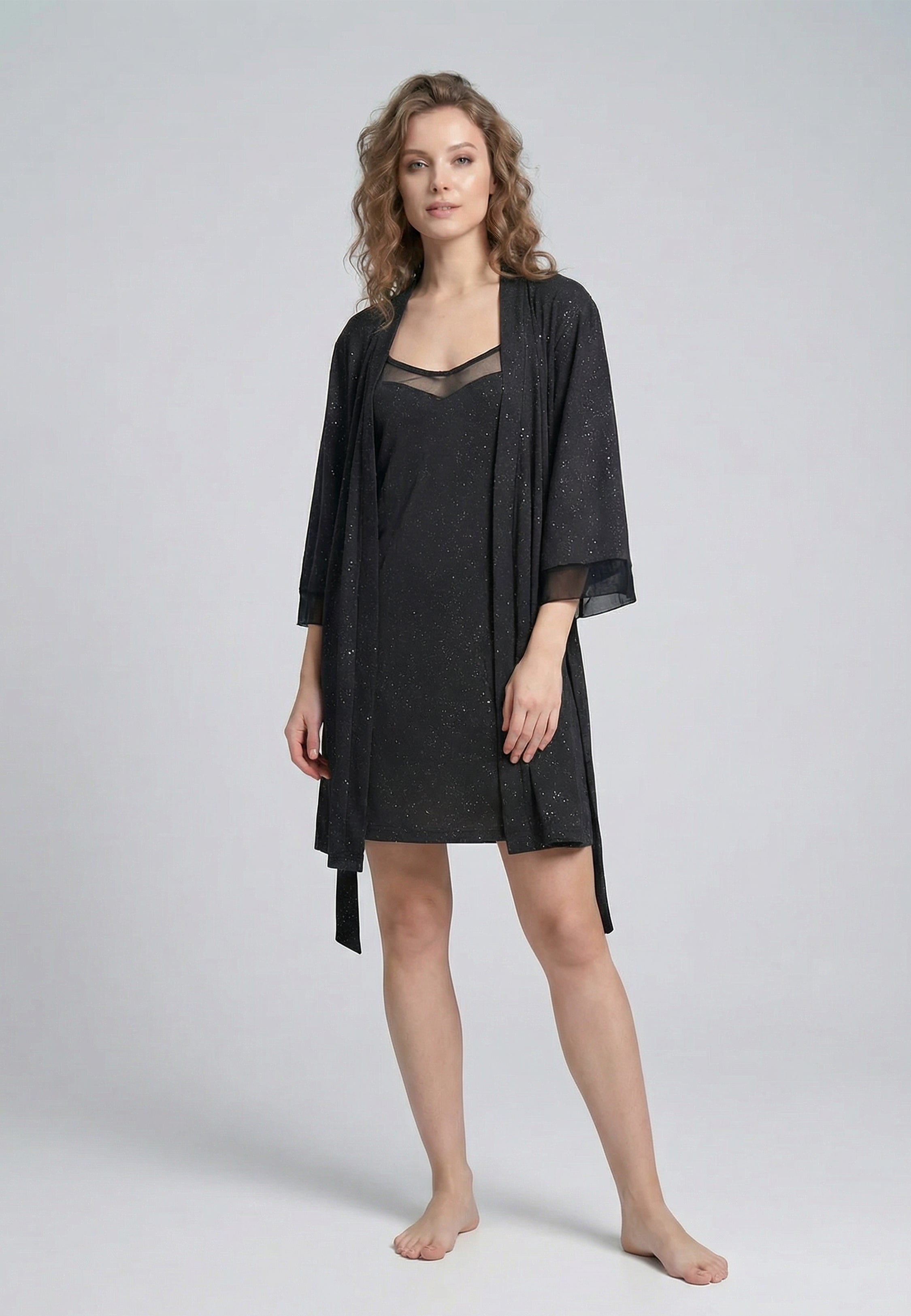 Kimono noir court avec manches fluides et coupe ouverte, porté avec une nuisette élégante