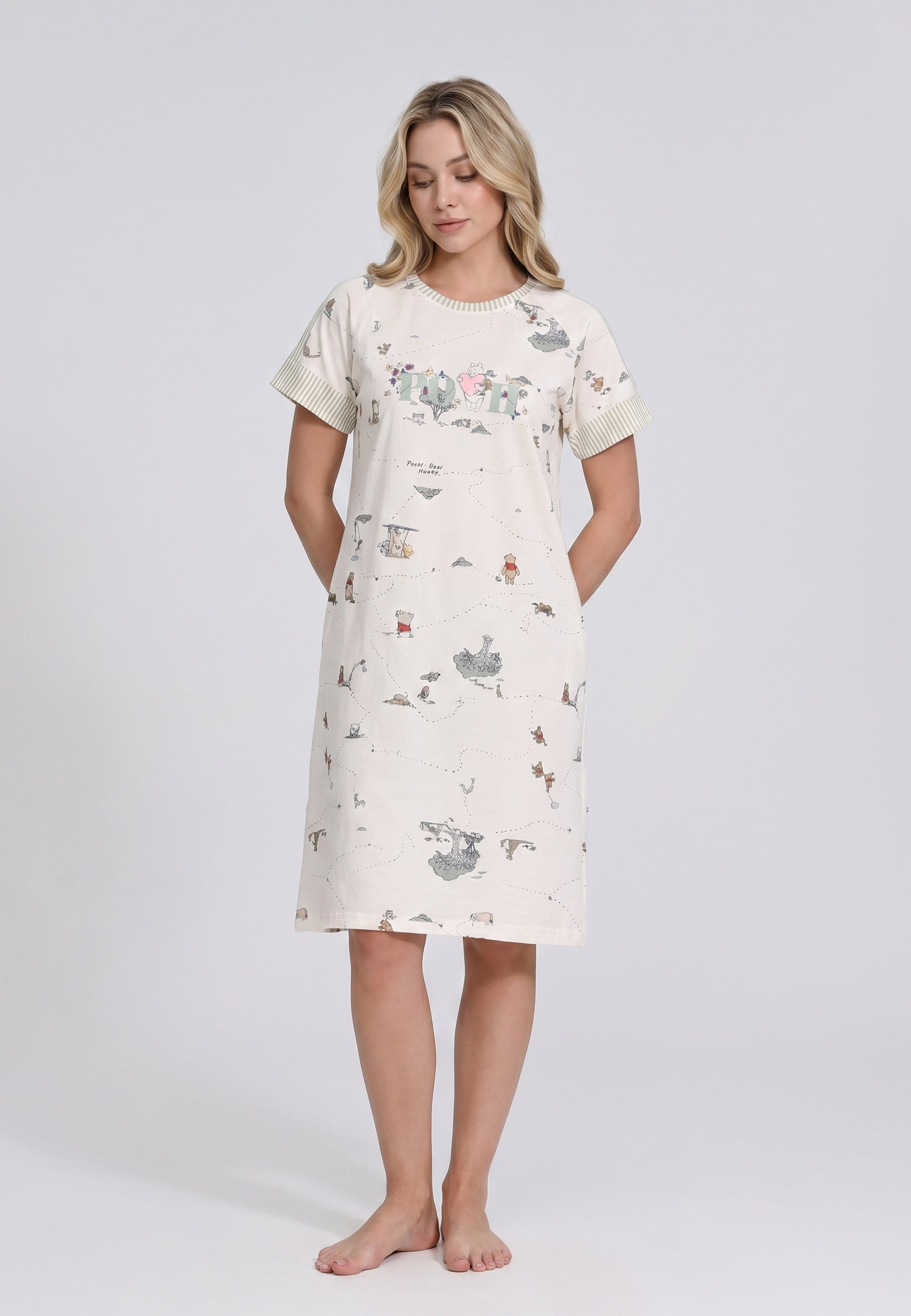 Femme portant une robe pyjama t-shirt ample imprimée fond crème inscription POOH manches courtes seersucker rayé vert sauge Rosabella